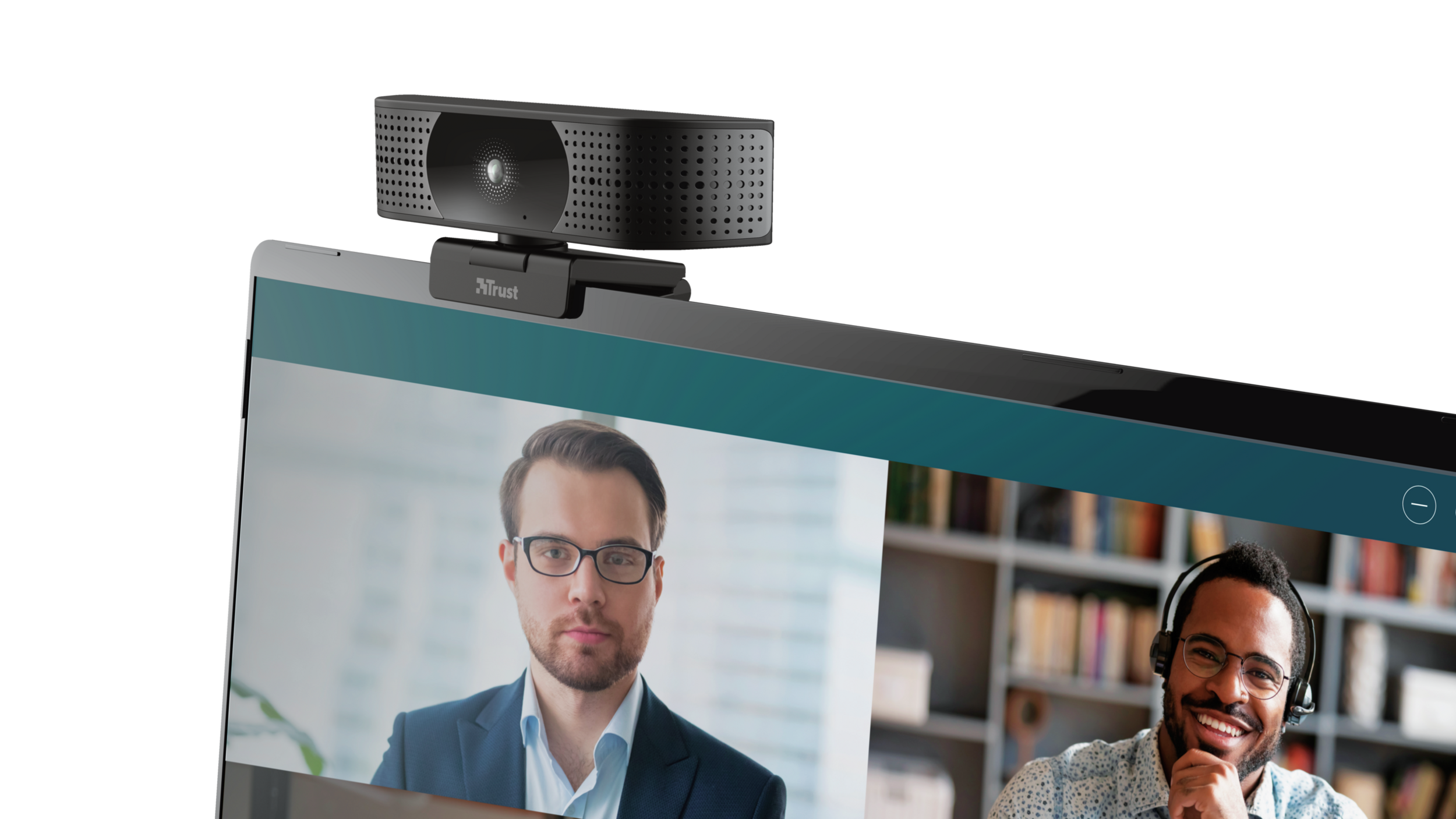 Kamera internetowa na monitorze, pokazująca dwóch mężczyzn podczas rozmowy wideo.