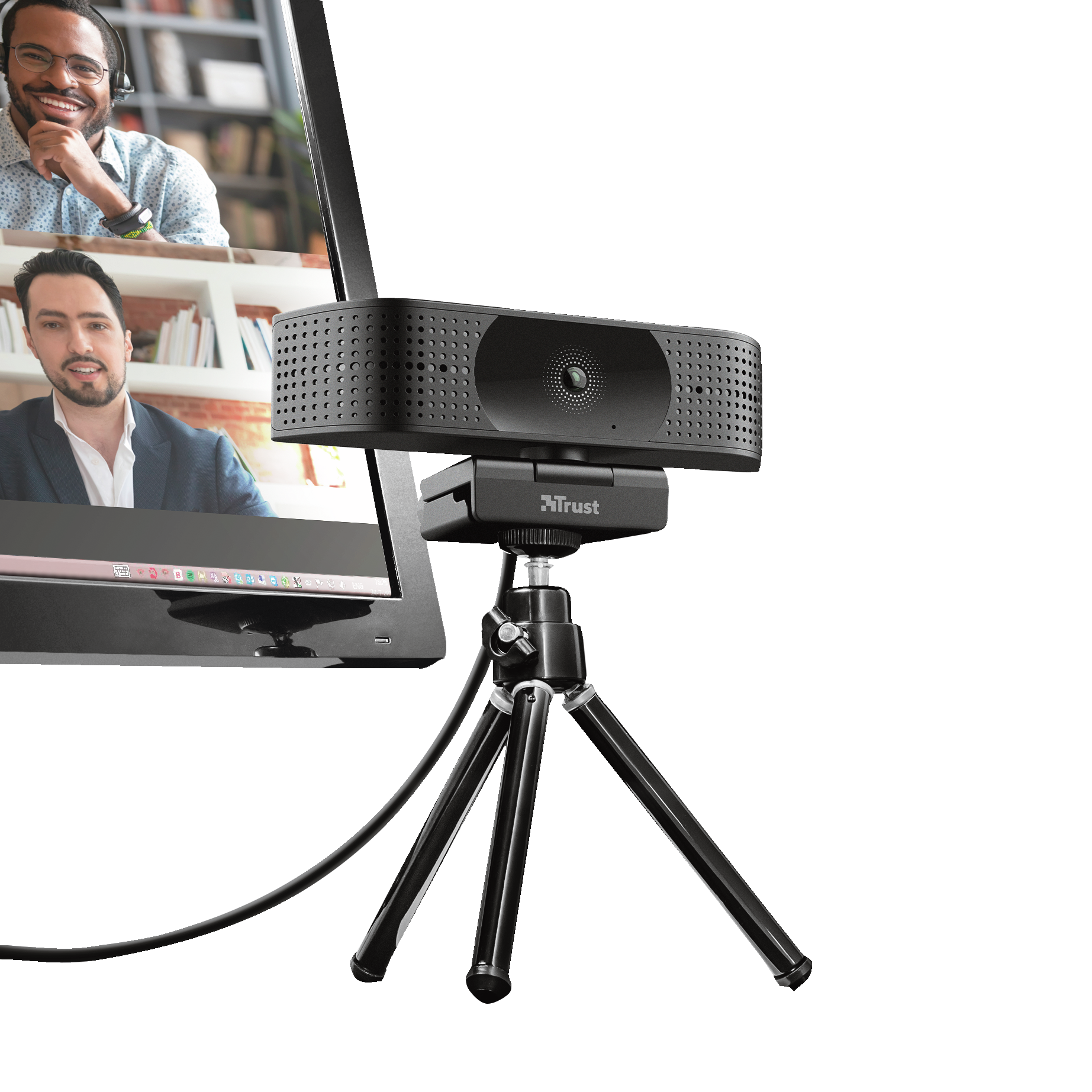 Czarna kamera internetowa na statywie, z dwiema osobami podczas rozmowy wideo na ekranie komputera.