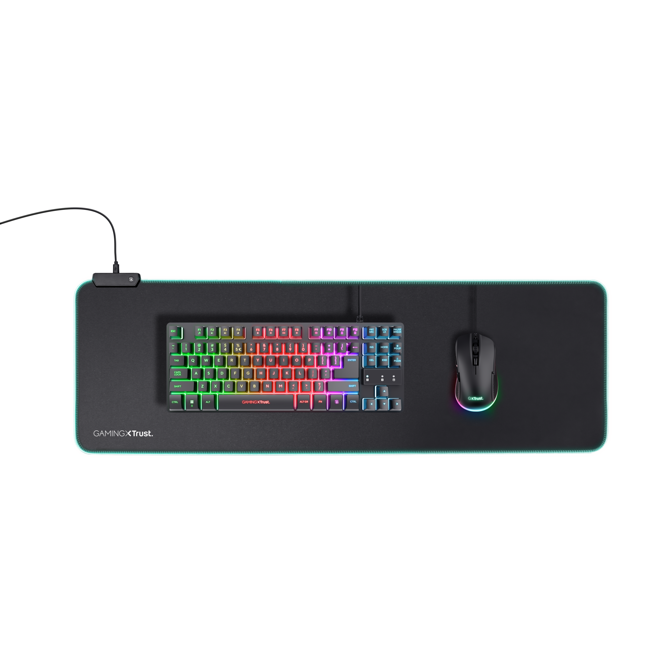 Een gamingmuis, toetsenbord en groot zwart muismat met een oplichtende rand. Het toetsenbord heeft kleurrijke toetsen.