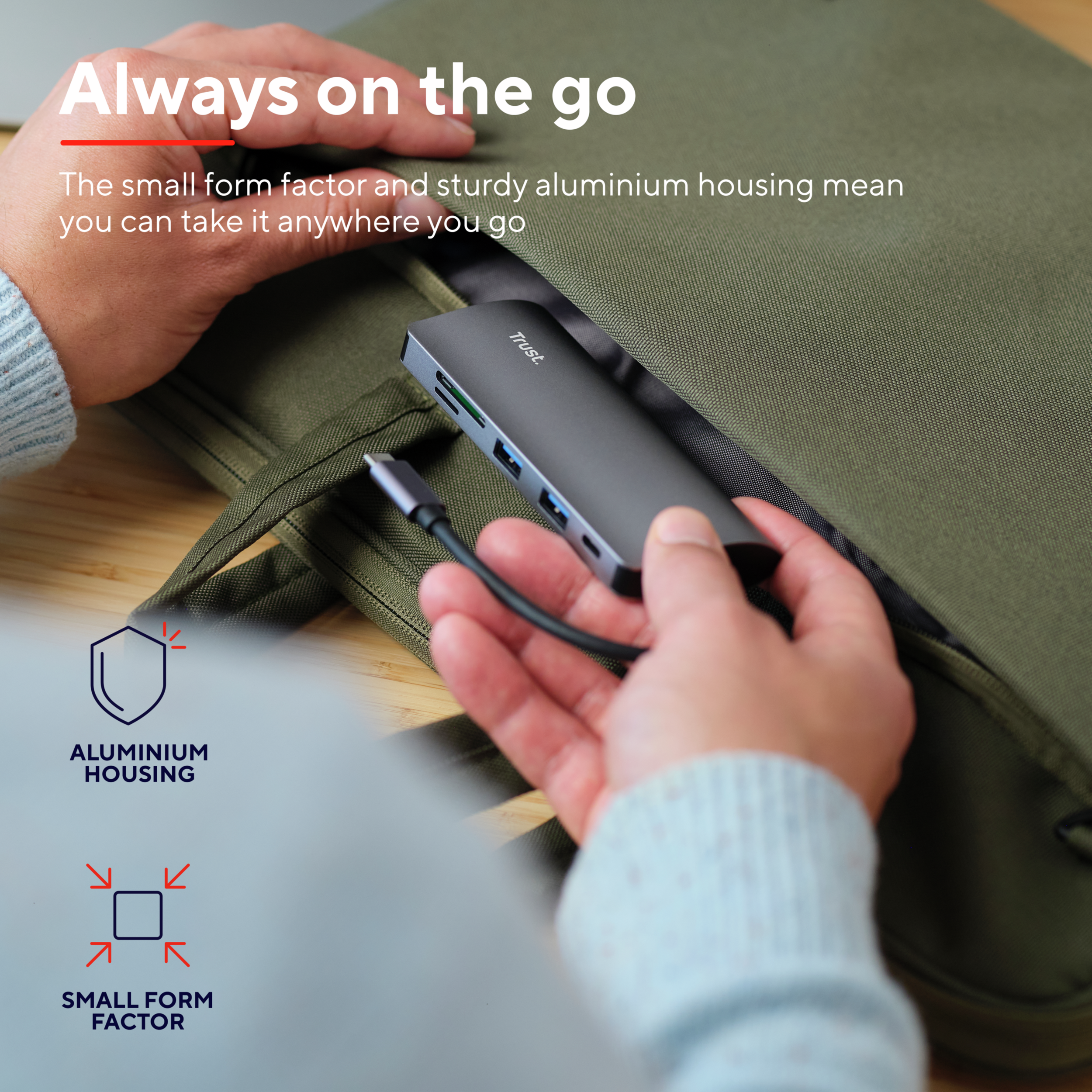 Eine Person hält einen grauen USB-Hub. Der Hub ist mit einem Kabel verbunden. Text: Always on the go.
