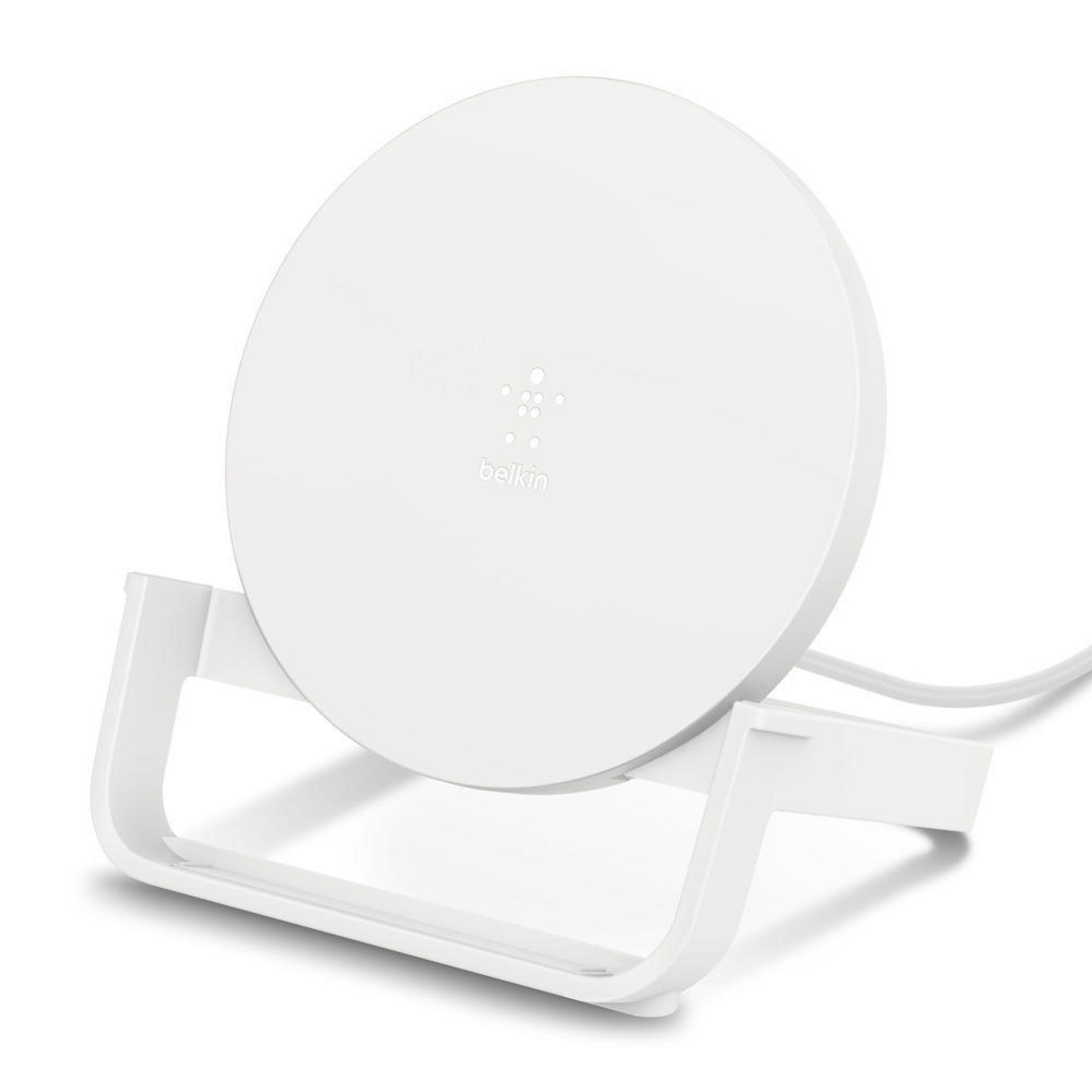 Una base de carga inalámbrica circular blanca con soporte y la marca 'belkin'.