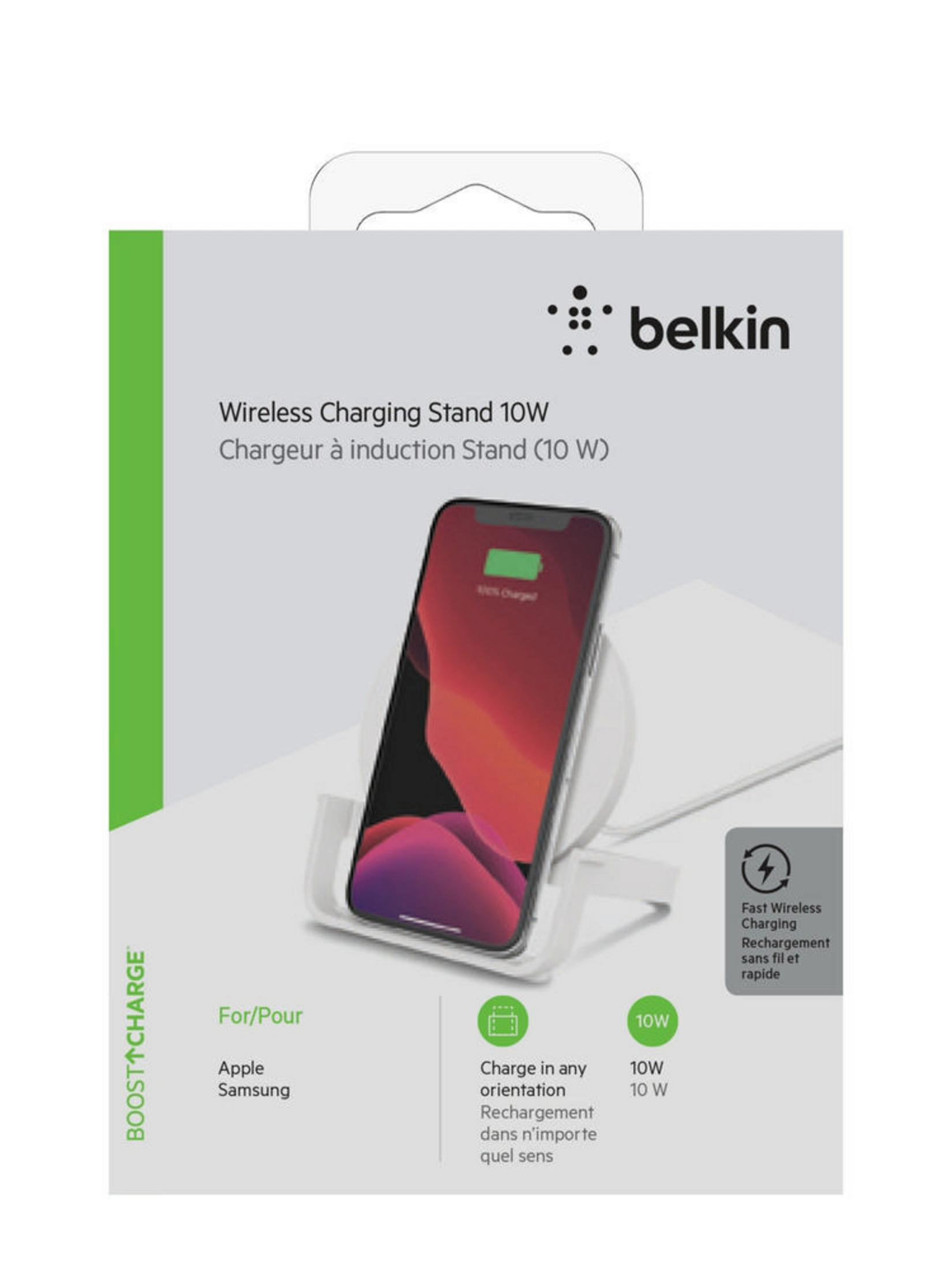 Soporte de carga inalámbrica Belkin blanco con un teléfono cargando. El teléfono muestra 100% cargado.