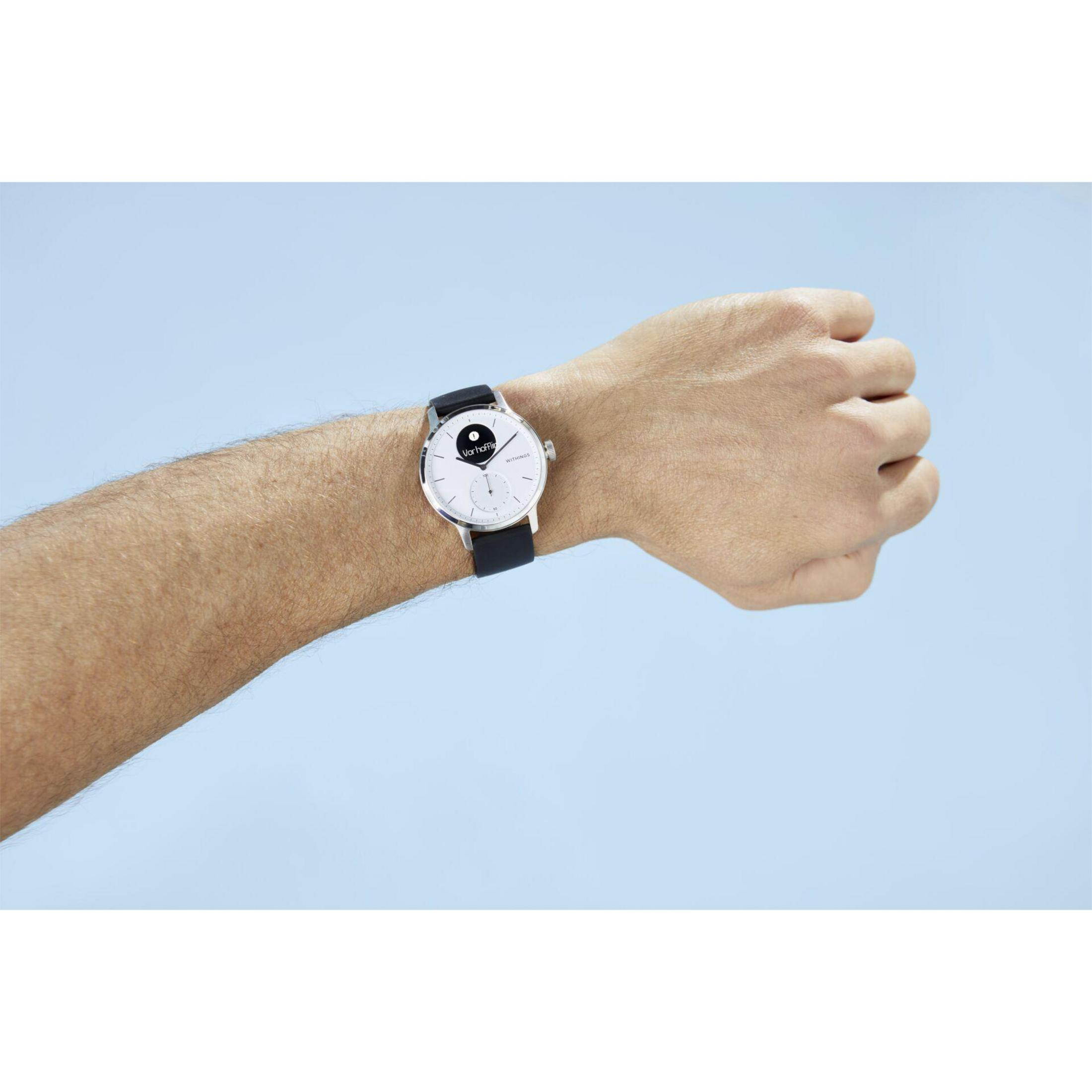 Ein Arm einer Person mit einer Smartwatch am Handgelenk. Das Zifferblatt zeigt die Zeit.
