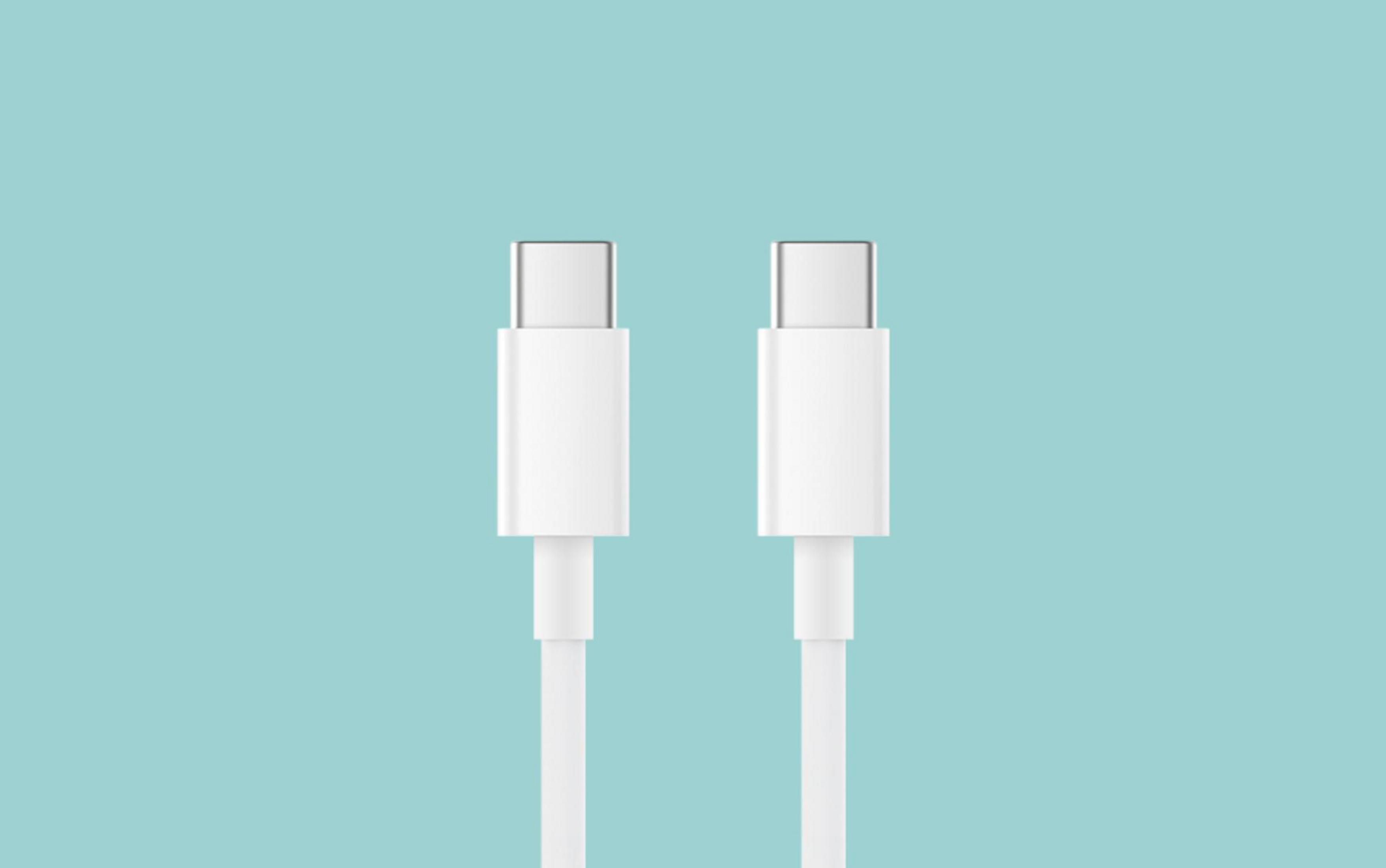 Zwei weiße USB-C-Kabel auf hellblauem Hintergrund.