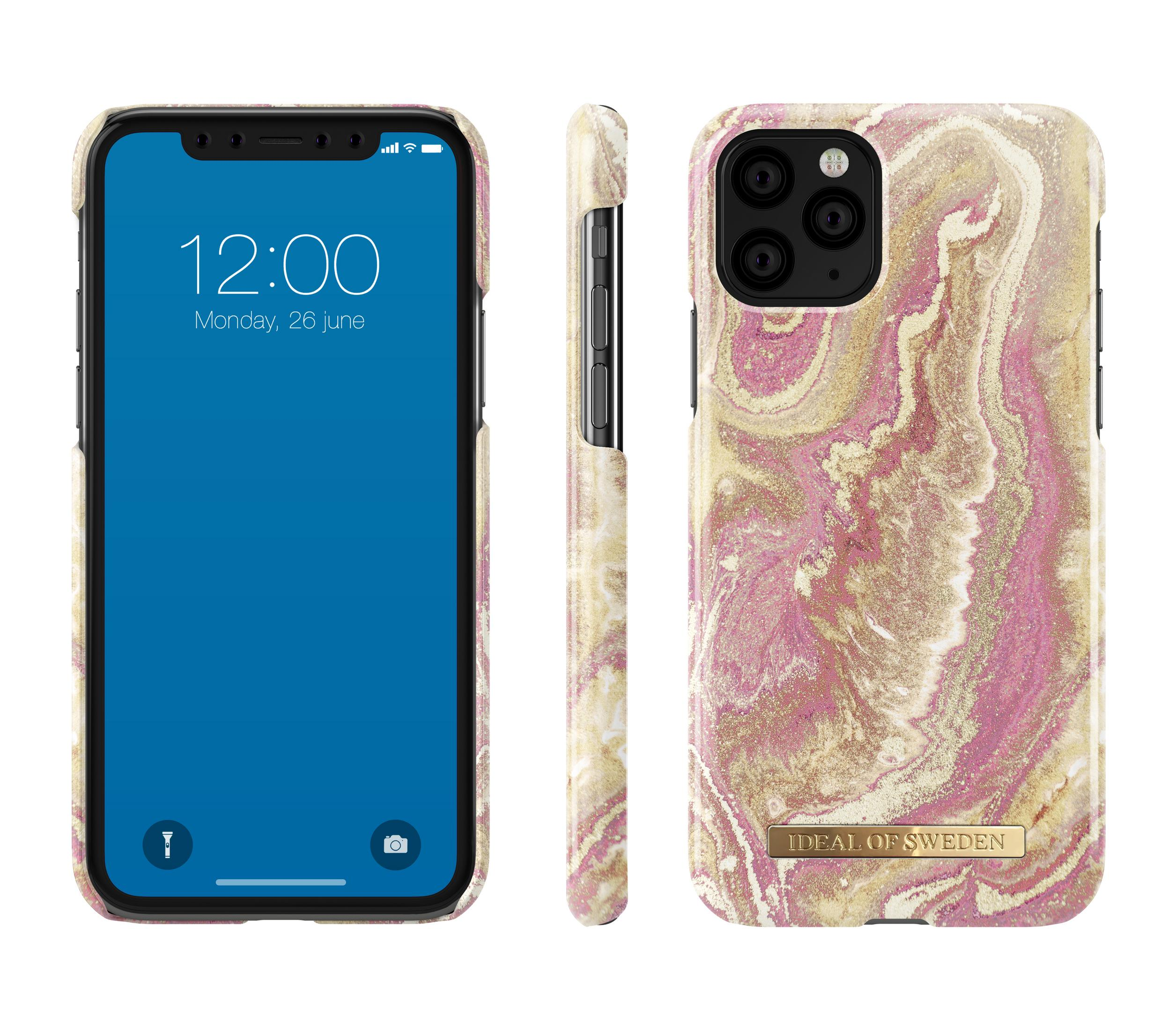 Tre viste di una custodia per iPhone con un design marmorizzato rosa e oro.