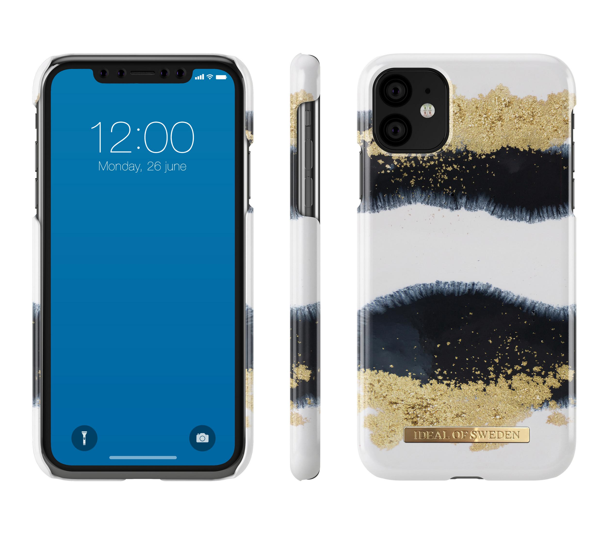 Una custodia per telefono con design bianco e nero, dettagli dorati e un'etichetta IDEAL OF SWEDEN dorata.
