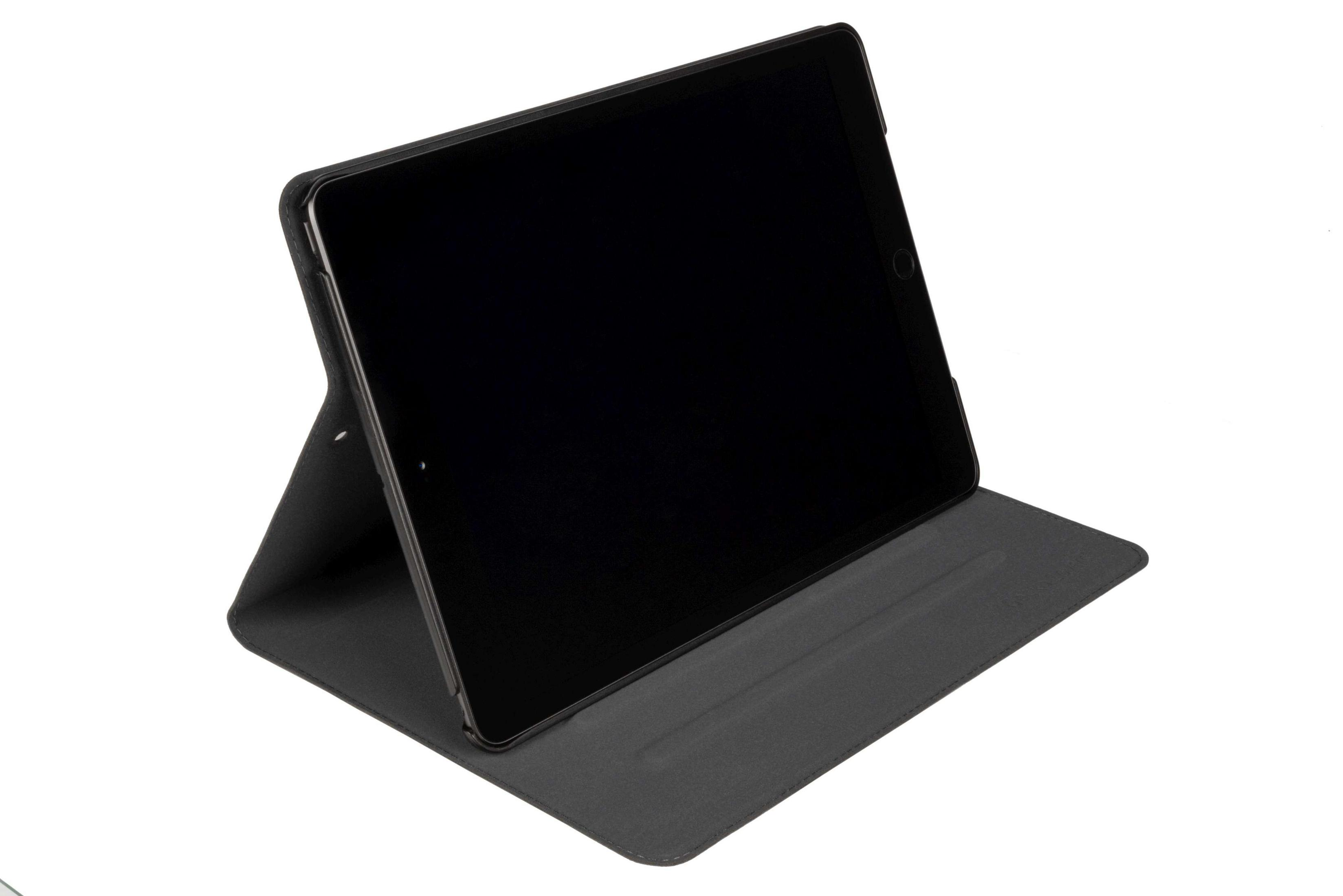 Ein schwarzes Tablet in einem grauen Gehäuse ist auf einer weißen Oberfläche geöffnet.