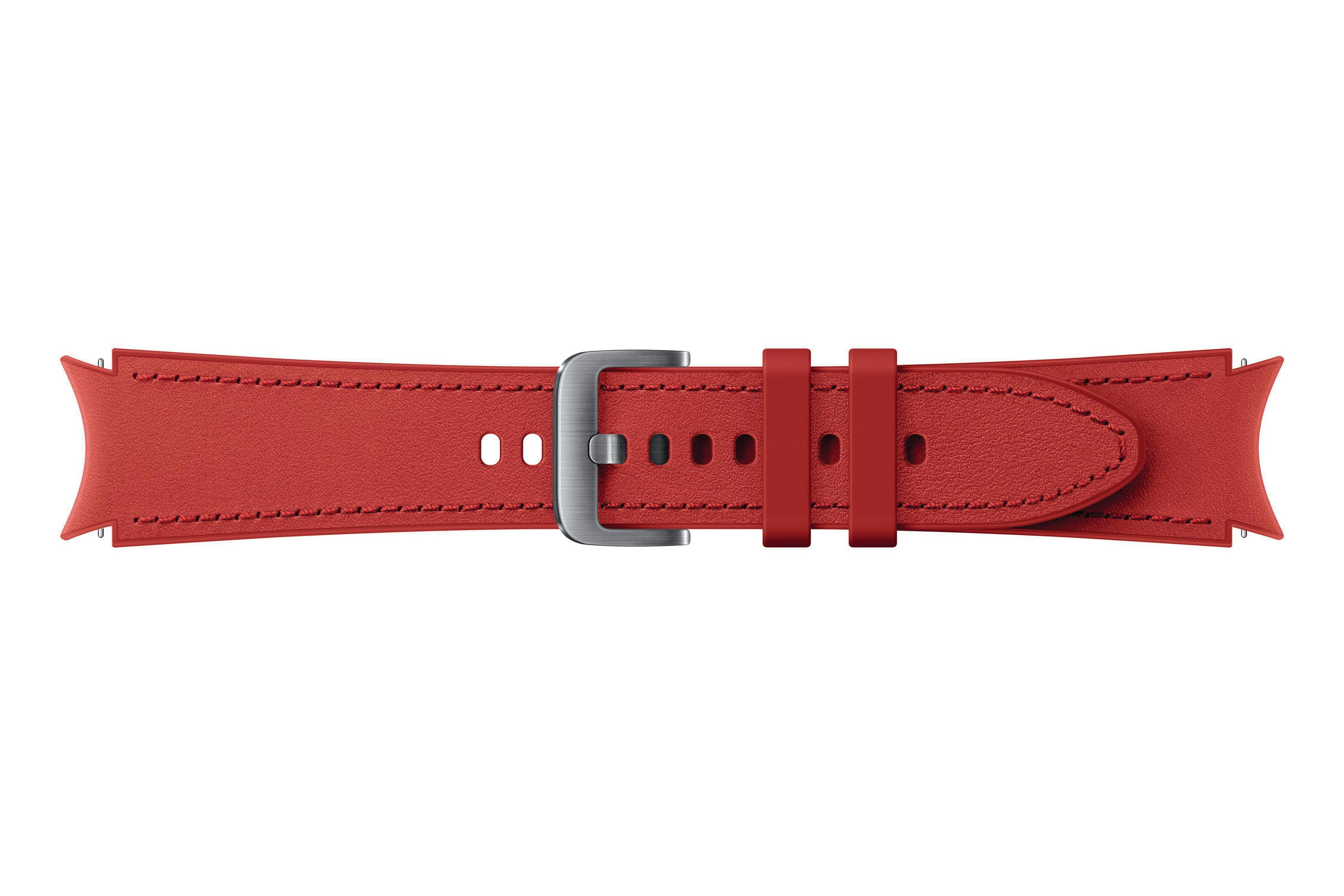 Correa de reloj roja con hebilla plateada. La correa está sobre un fondo blanco.