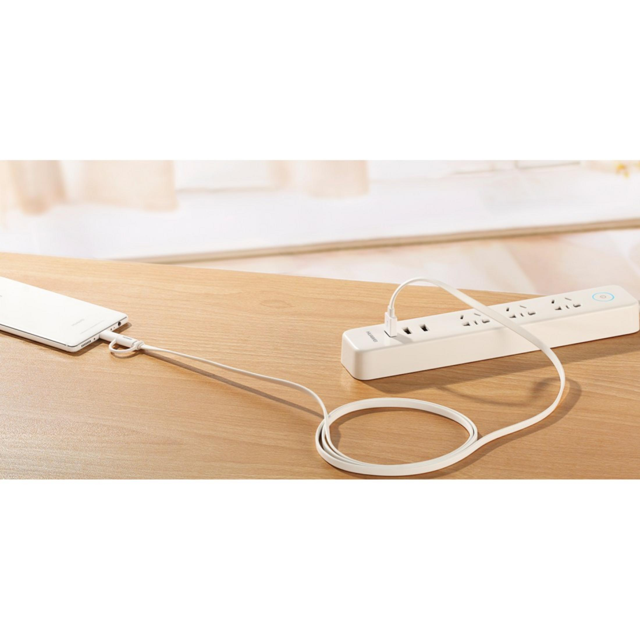 Een telefoon is aangesloten op een stekkerdoos met een witte oplaadkabel. Houten tafel achtergrond.