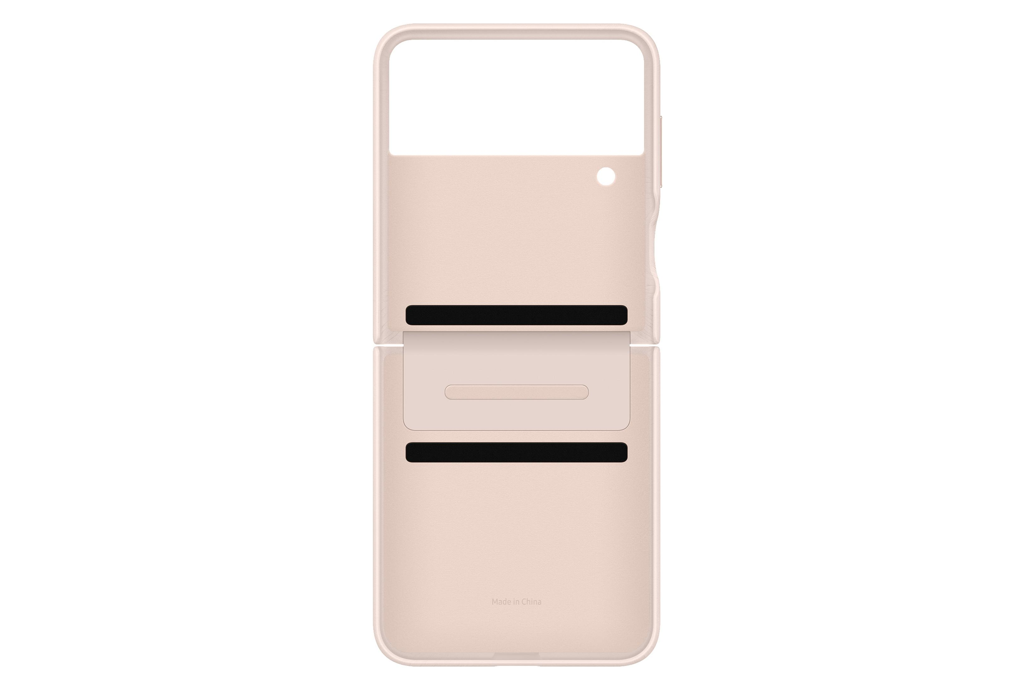 Coque de téléphone pliable, rose clair, ouverte. Détails noirs sur la charnière. Fond blanc. Fabriqué en Chine.