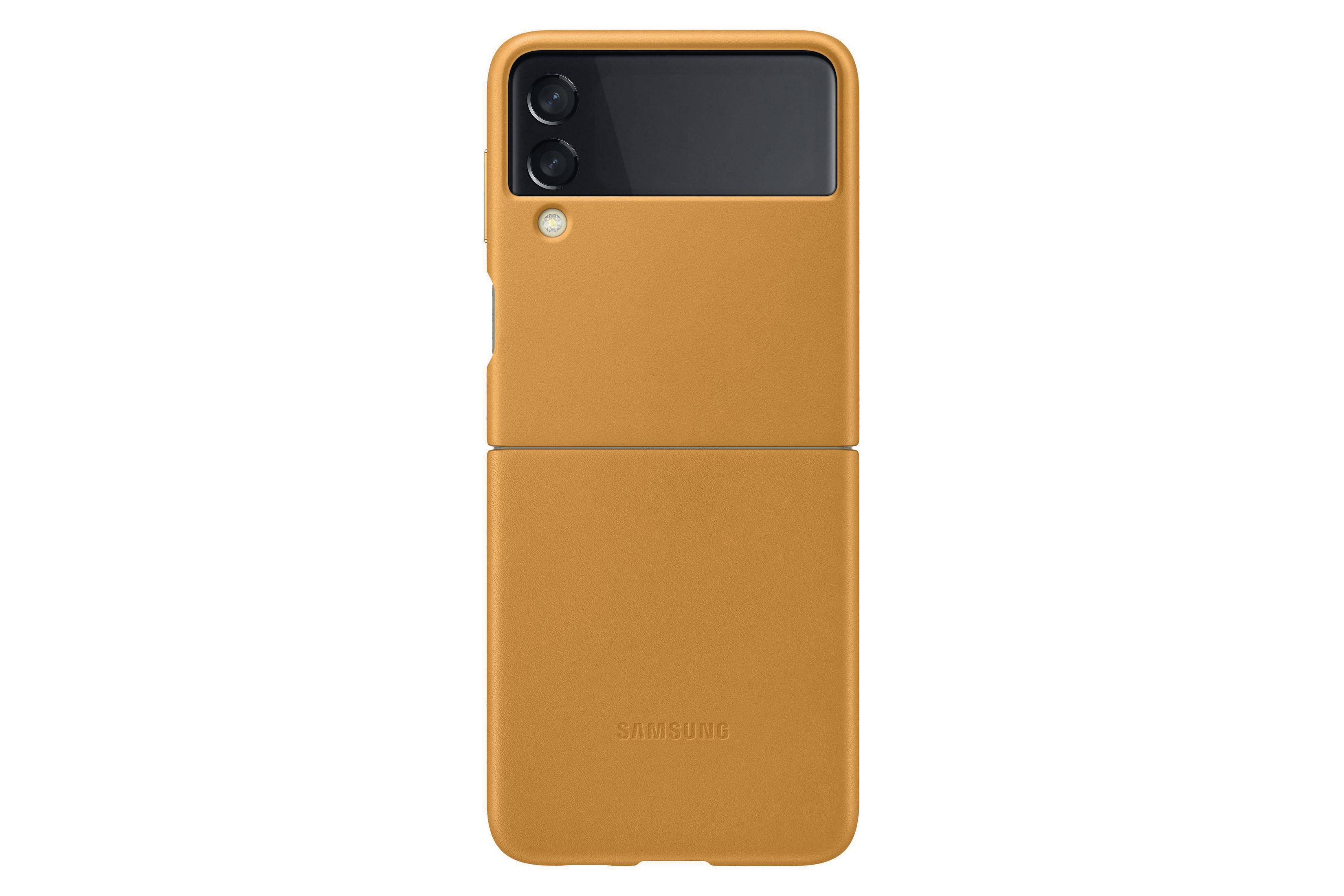 Teléfono plegable en una funda color mostaza. El teléfono está cerrado, mostrando la parte trasera.