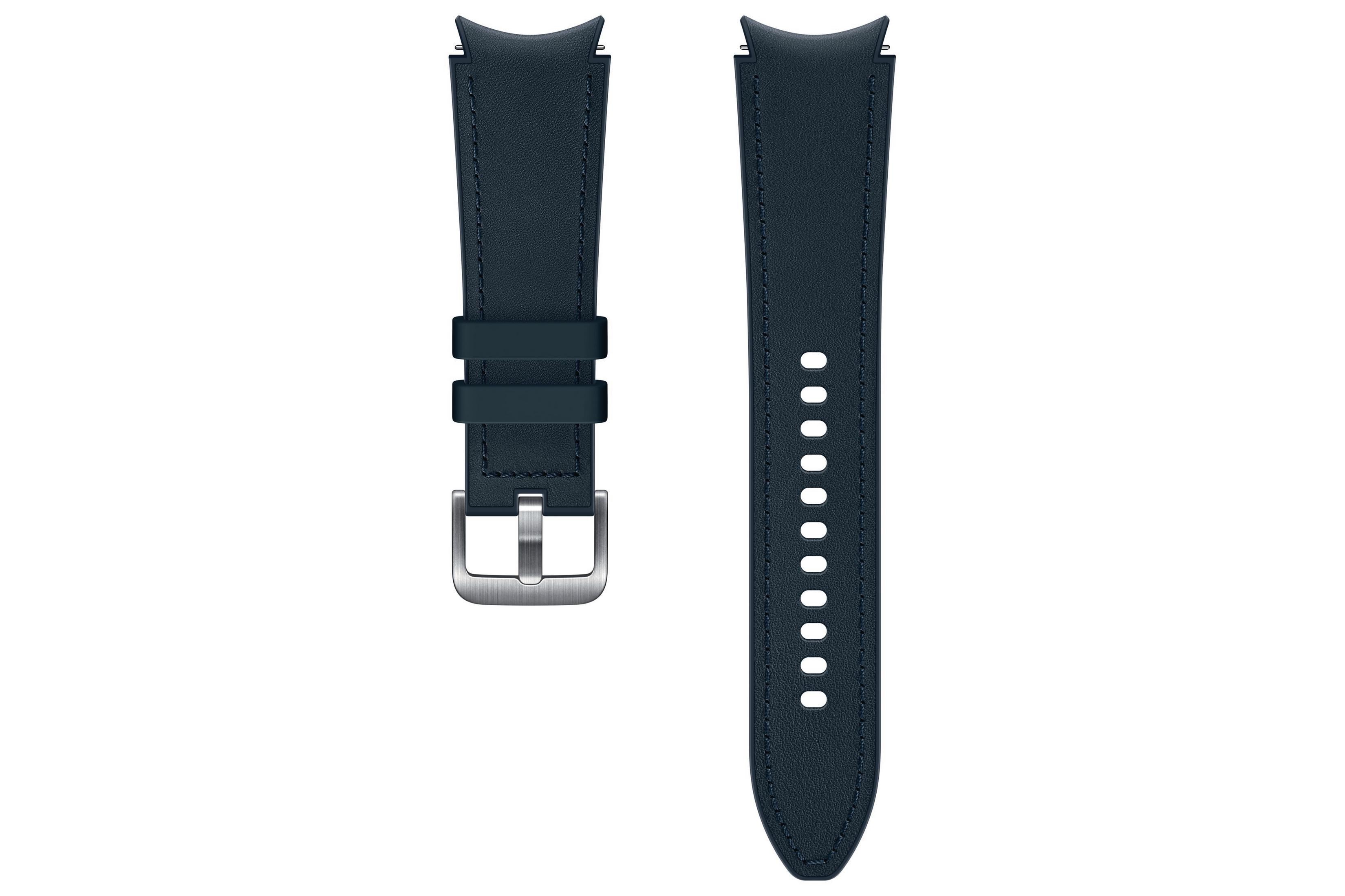 Dos correas de reloj azul oscuro. Una tiene hebilla plateada y la otra agujeros.