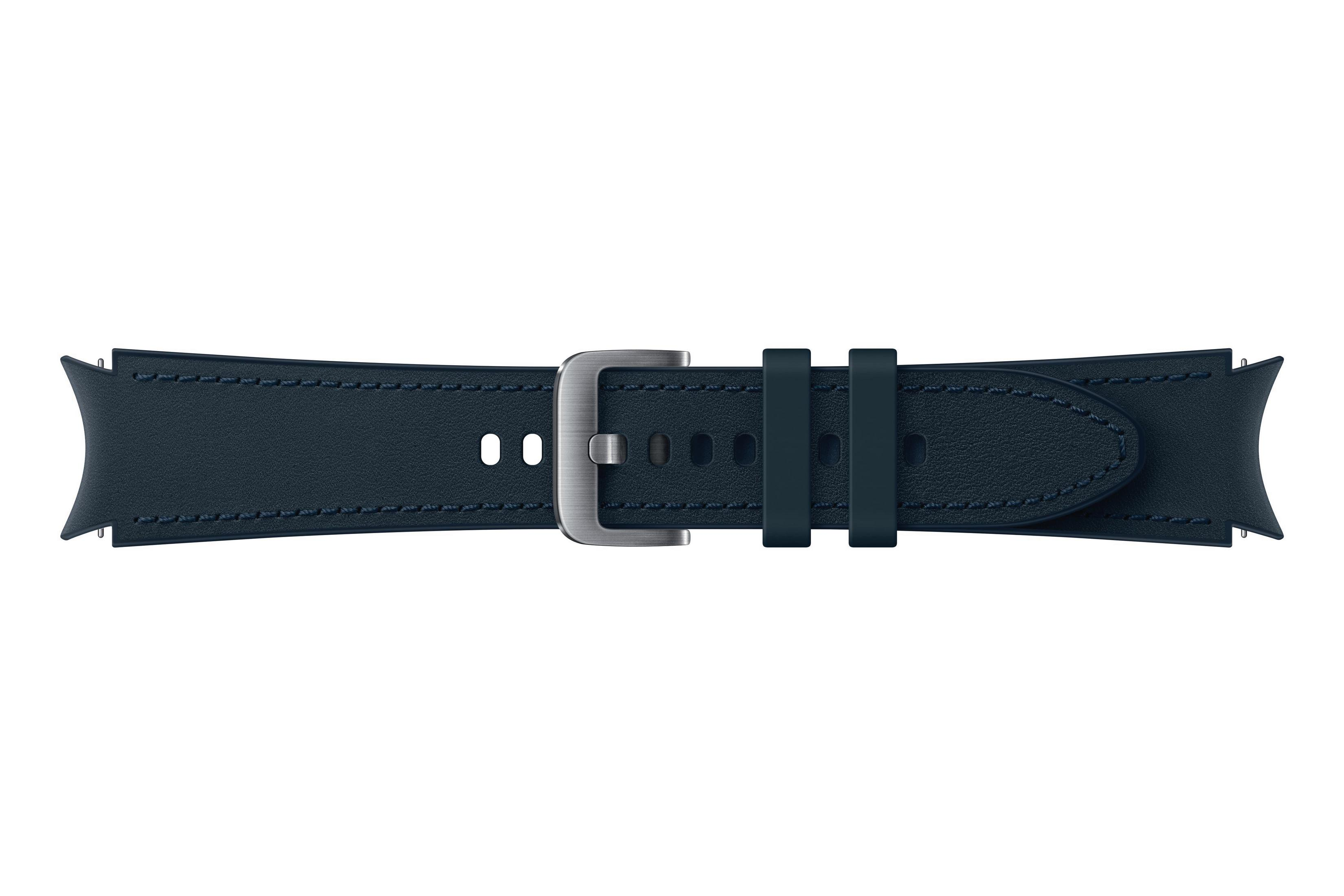 Una correa de reloj azul marino con hebilla plateada, aislada sobre fondo blanco.