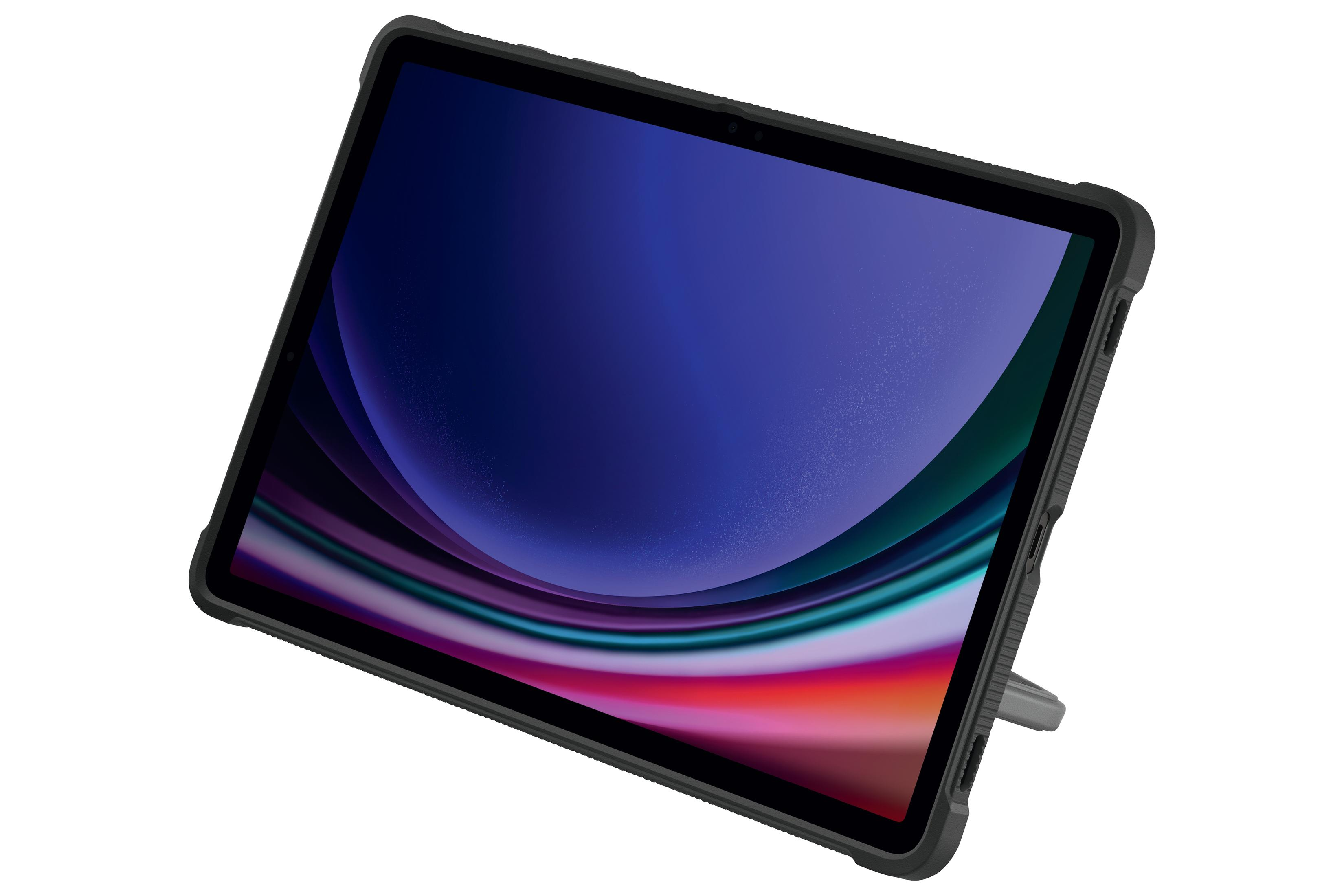 Tableta en una funda negra con soporte.