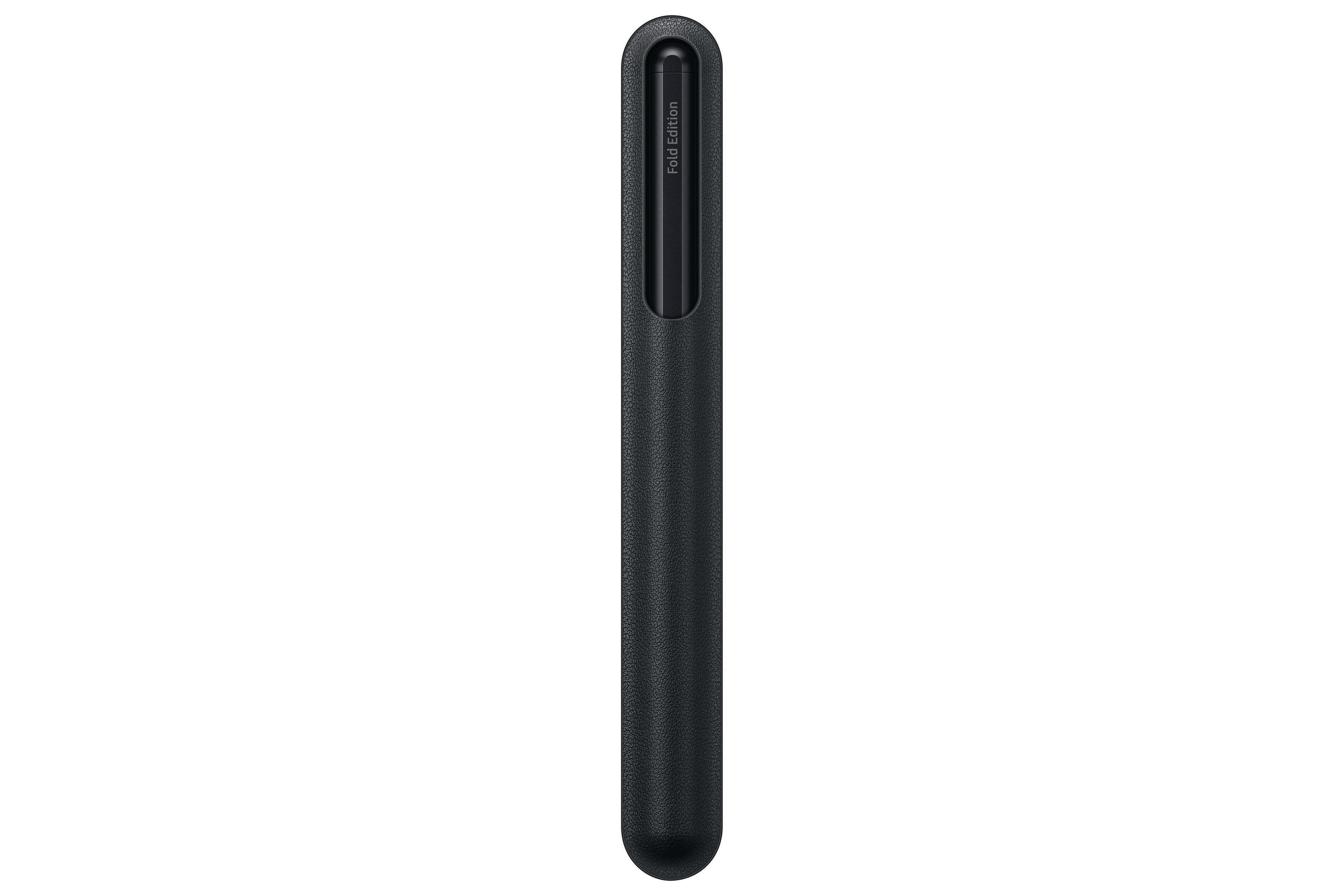 Una penna nera Samsung Fold Edition nella sua custodia nera, in piedi su una superficie bianca.