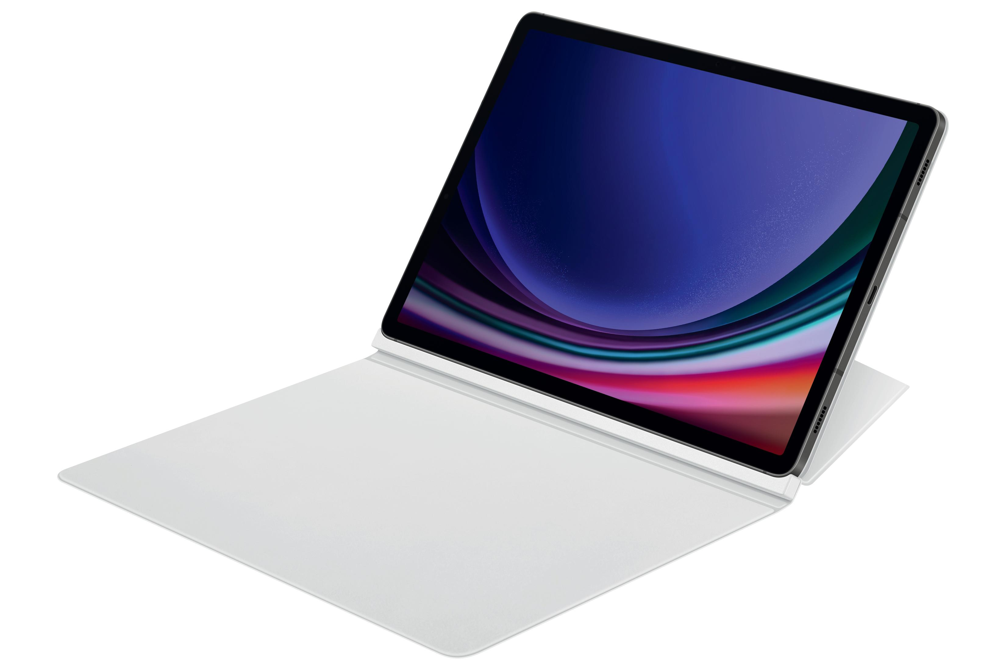 Tablet z żywym ekranem w częściowo otwartym, białym etui, na białym tle.