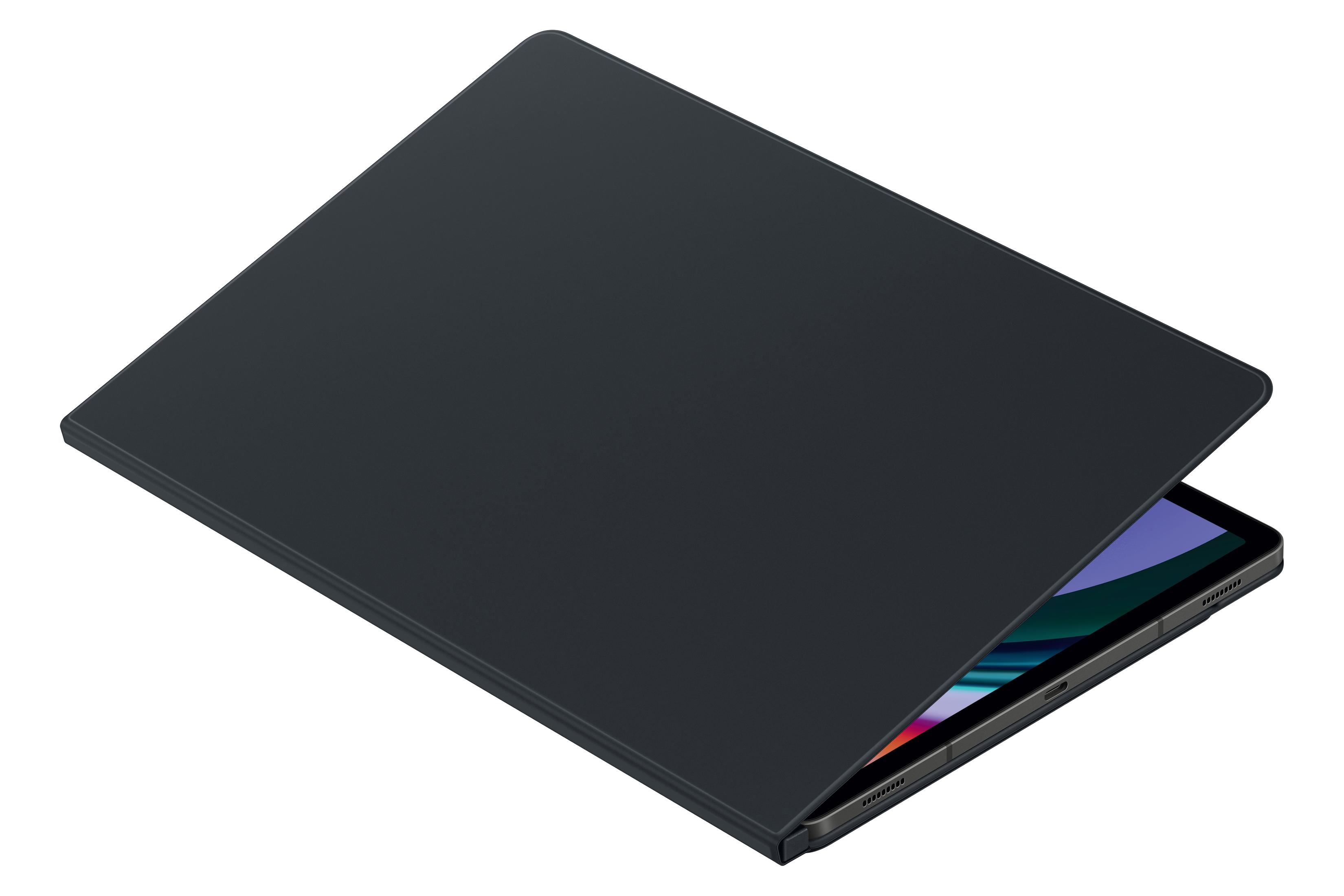 Czarny tablet z czarną osłoną, lekko otwarty. Ekran jest widoczny. Białe tło. Widok pod kątem.