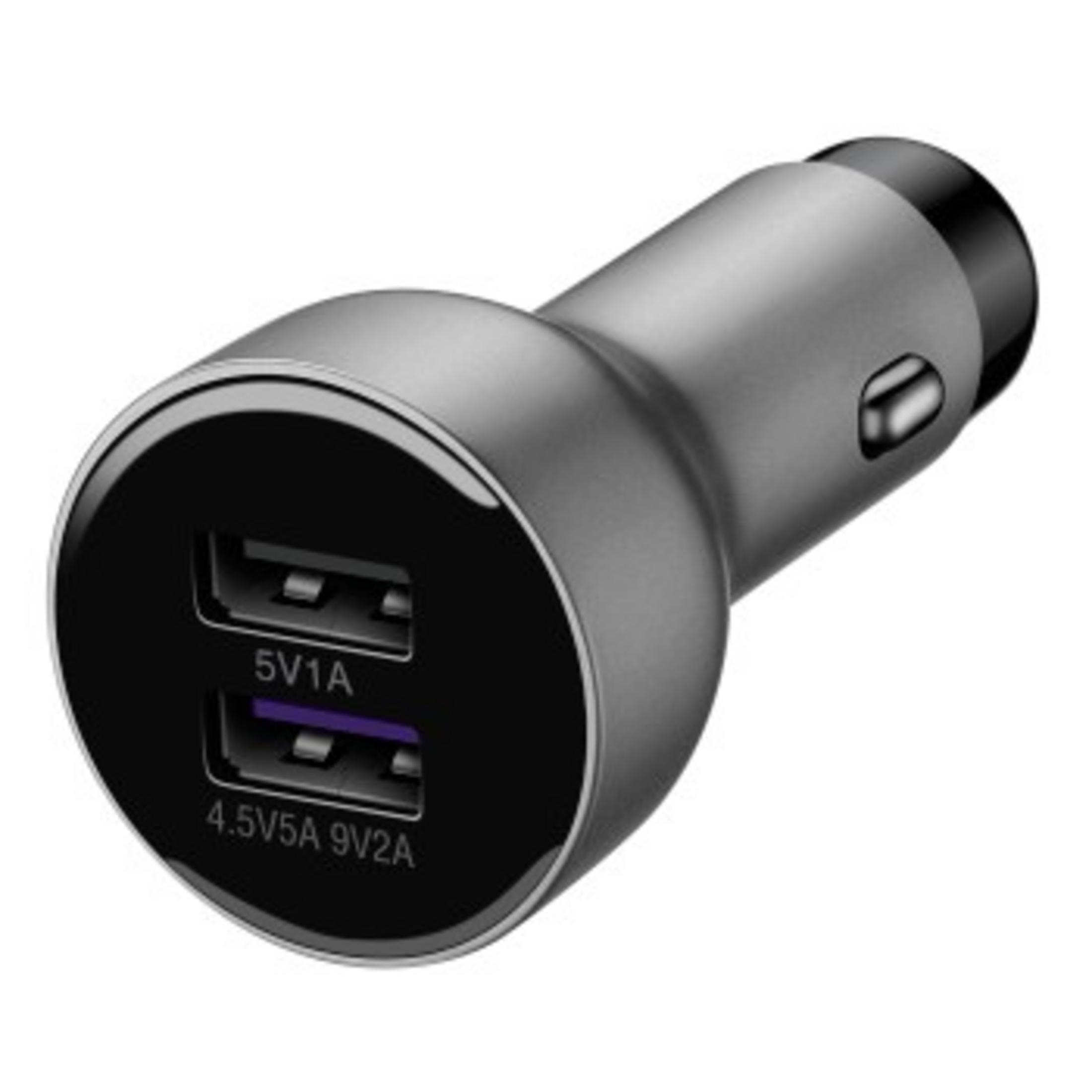 Zilveren en zwarte autolader met twee USB-poorten, op een witte achtergrond.
