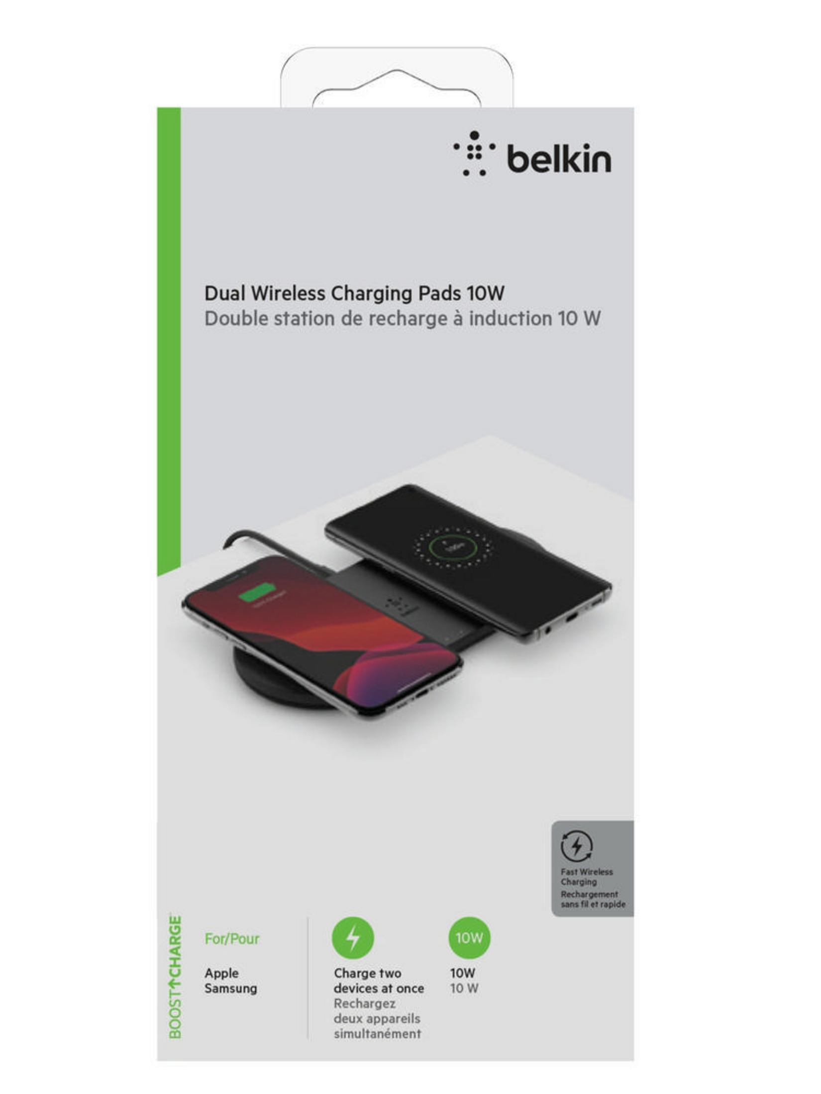 Belkin Dual Wireless Charging Pads mit zwei ladenden Telefonen. Grüne und weiße Verpackung mit Text.
