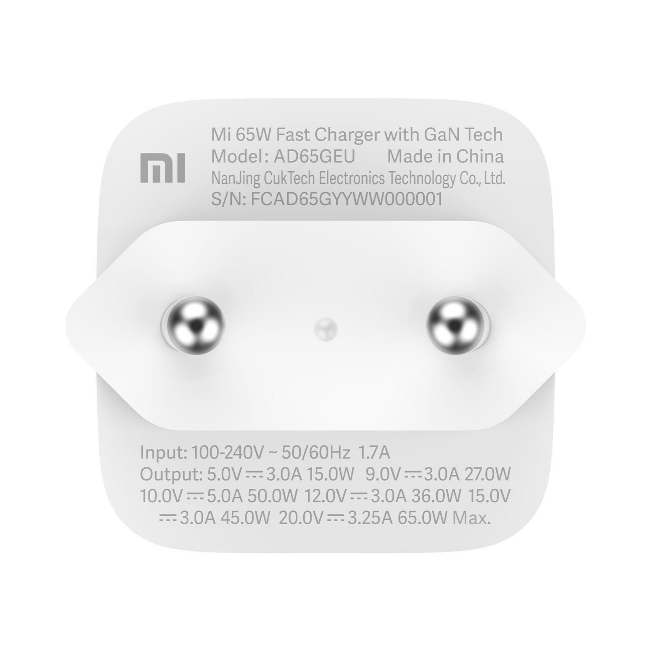 Cargador rápido Mi 65W blanco con enchufe y detalles.