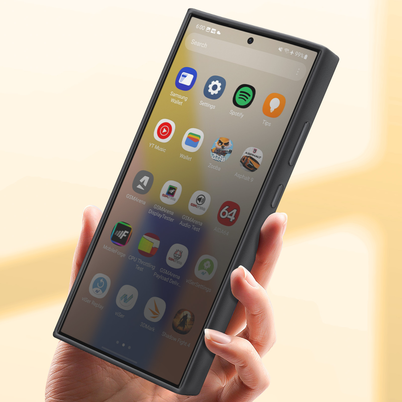 Een hand die een telefoon vasthoudt met app-iconen, tegen een zachte achtergrond.