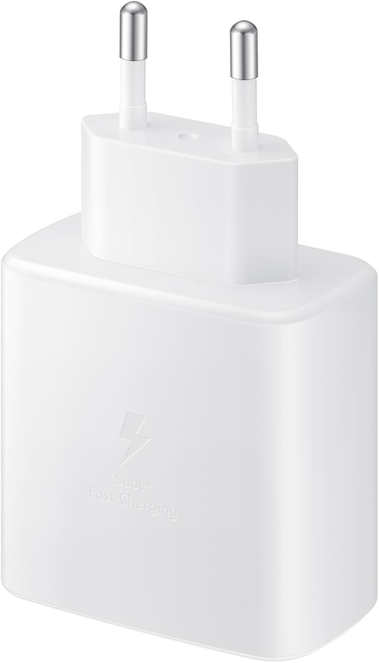 Un cargador blanco con dos clavijas metálicas. Dice 'Super Fast Charging'.