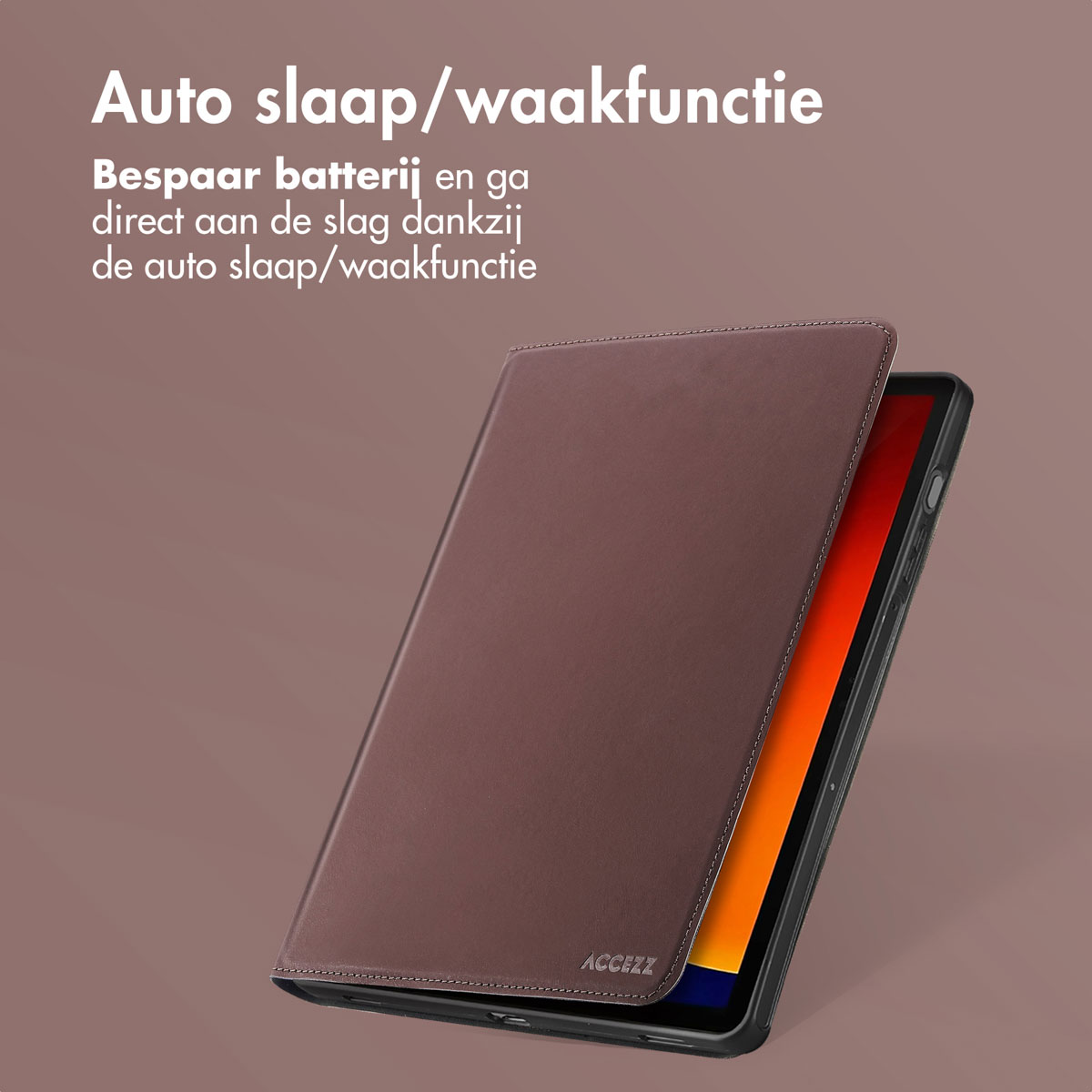 Un étui de tablette marron avec le couvercle ouvert, montrant l'écran, sur fond marron.