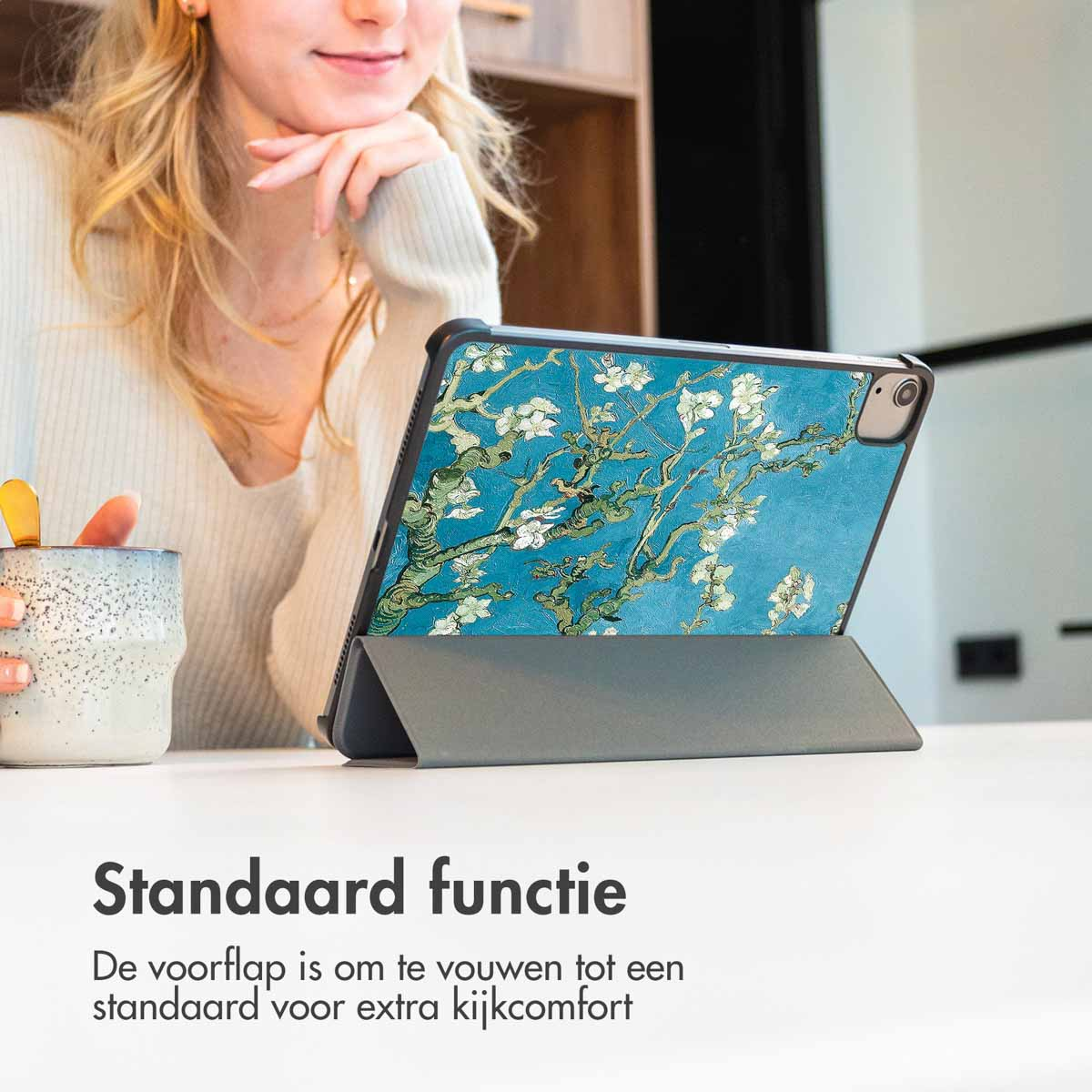 Femme avec un étui de tablette avec un motif floral. Texte : 'Standaard functie'.