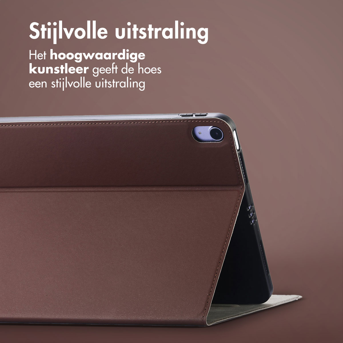 Bruine tablethoes, open. De tablet is zwart. De hoes is bruin en heeft een geometrisch ontwerp.
