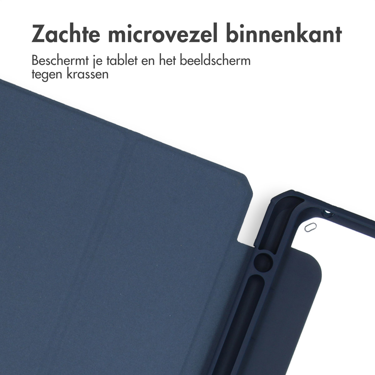 Marineblauwe tablethoes detail, zacht microvezel interieur. Tekst: Beschermt tabletscherm tegen krassen.