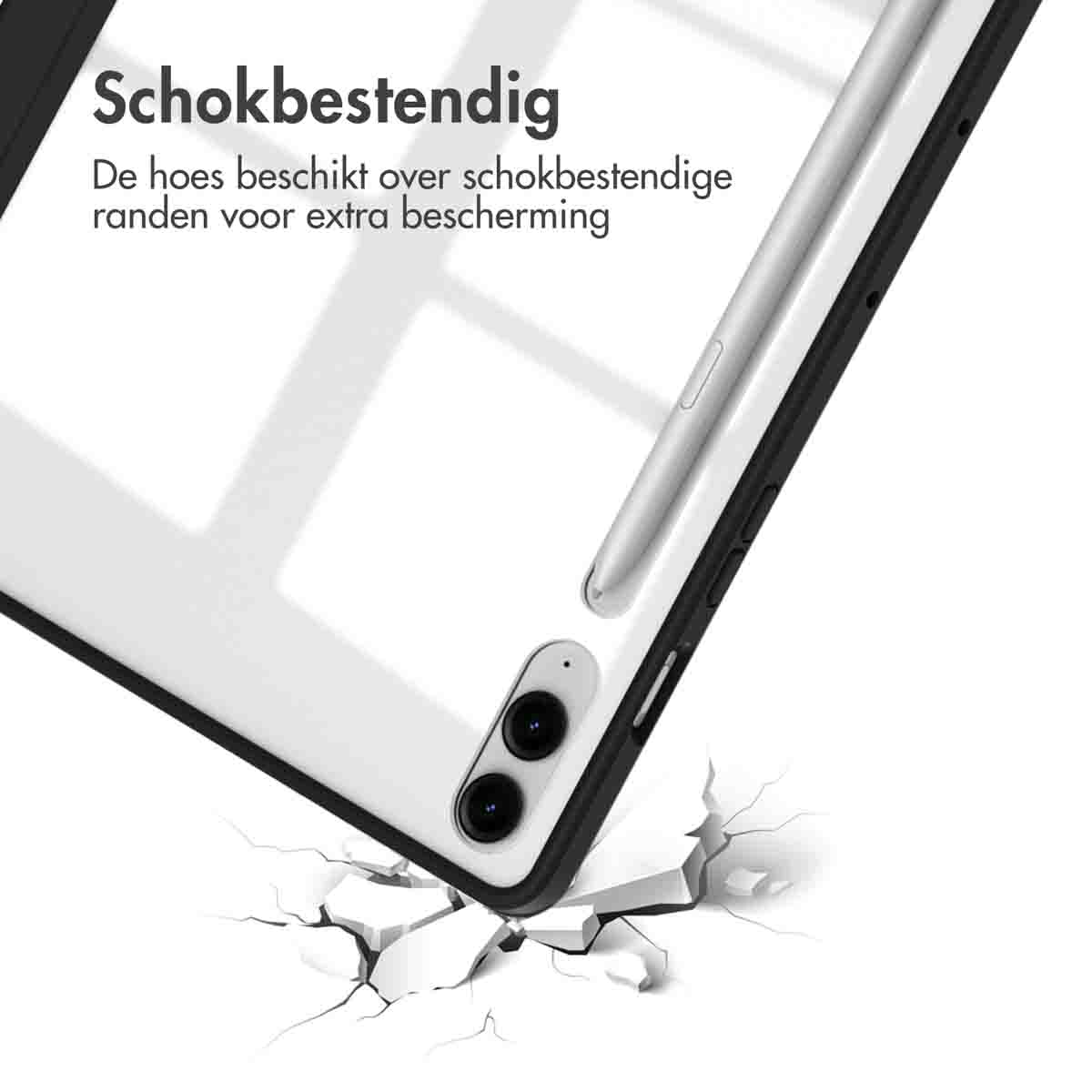 Close-up van een tablet met een transparante hoes. Witte achtergrond. De tablet heeft twee camera's en een stylus.