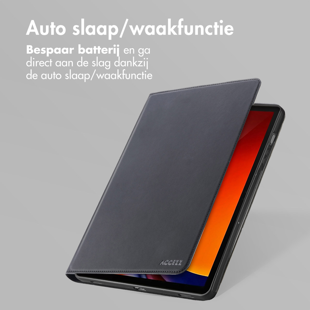 Un étui de tablette noir avec un fond gris. L'étui est ouvert et la tablette est visible.