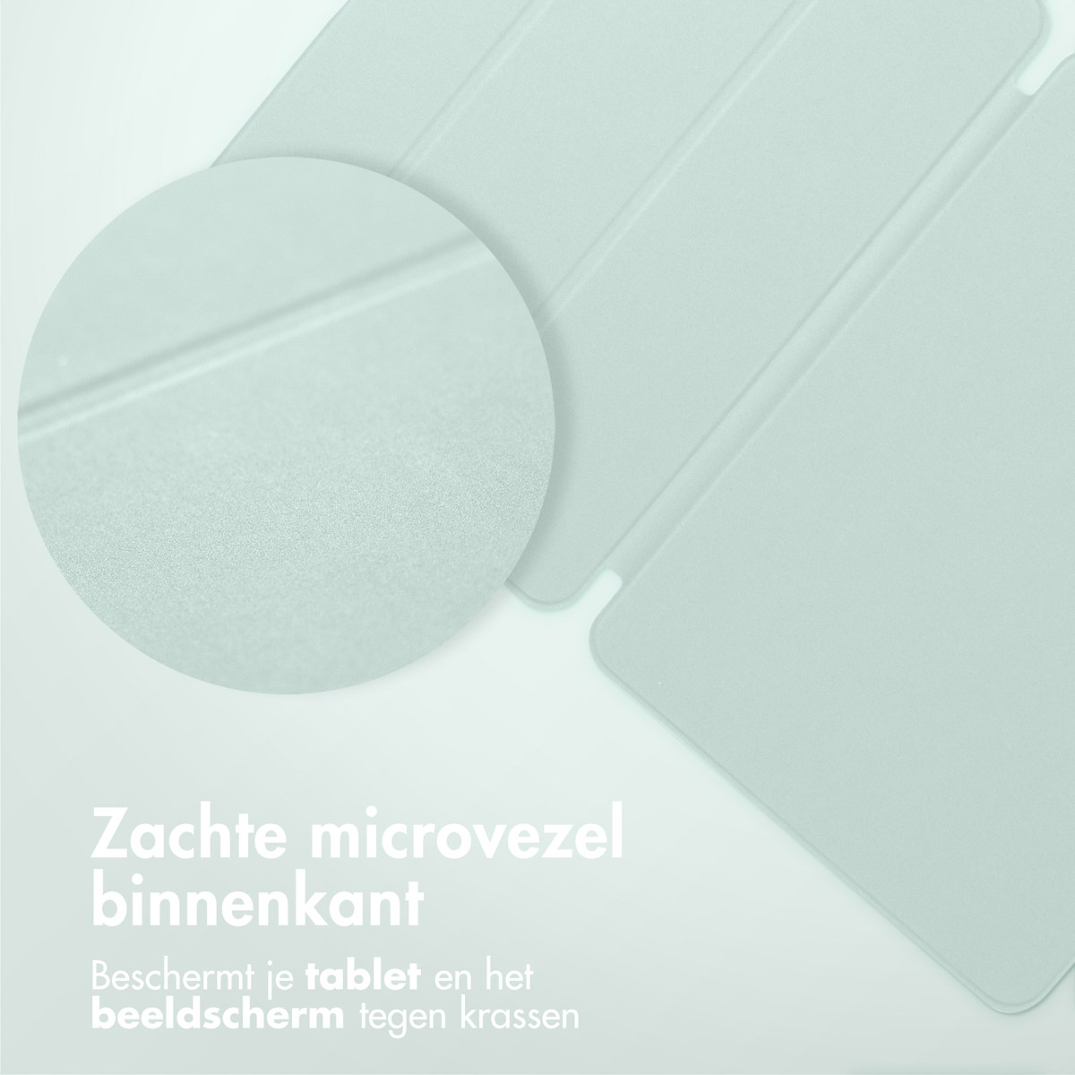 Close-up van een lichtblauwe tablet hoes met een cirkelvormig detail en een vergrootglaseffect.