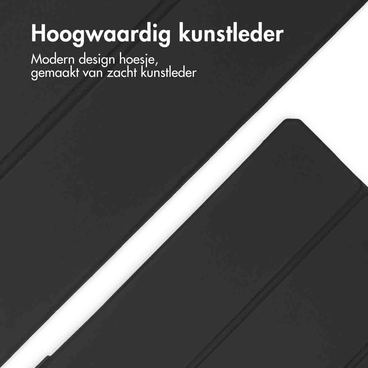 Gros plan sur un étui de tablette en cuir noir, montrant la texture et le design.