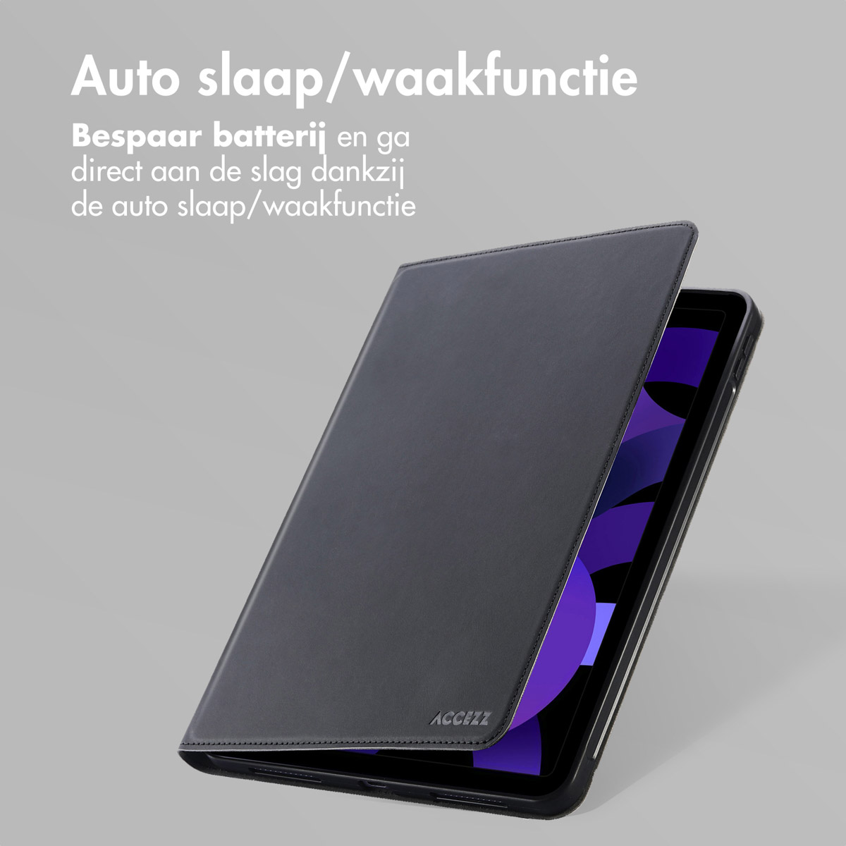 Zwarte tablethoes open, toont de tablet binnenin. De hoes heeft een gladde, lederachtige textuur.