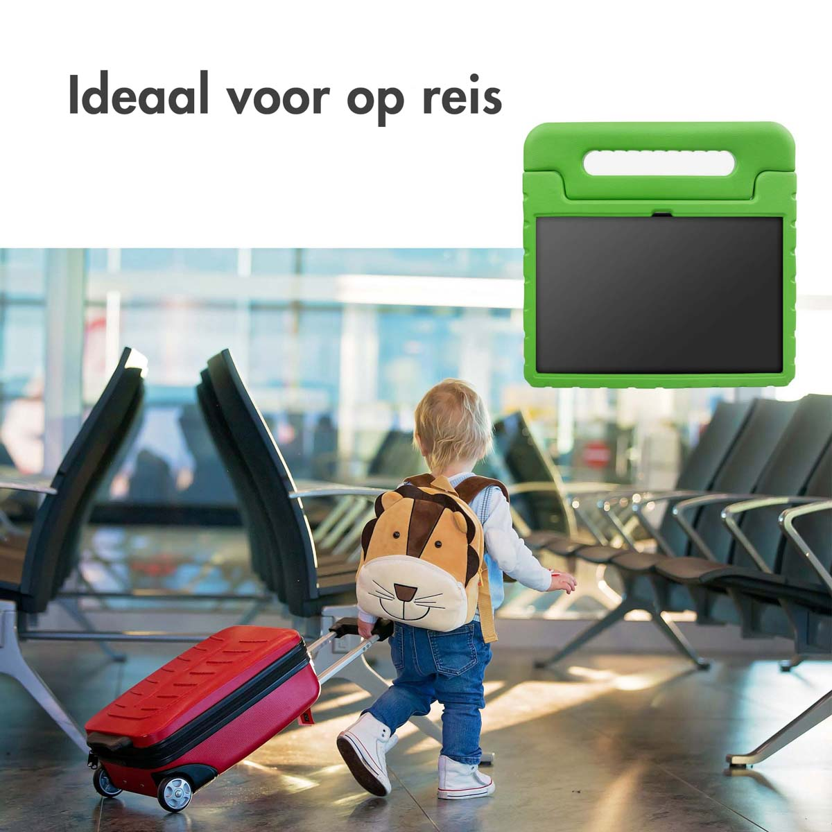Een kind met een rugzak trekt een rode koffer op een luchthaven.