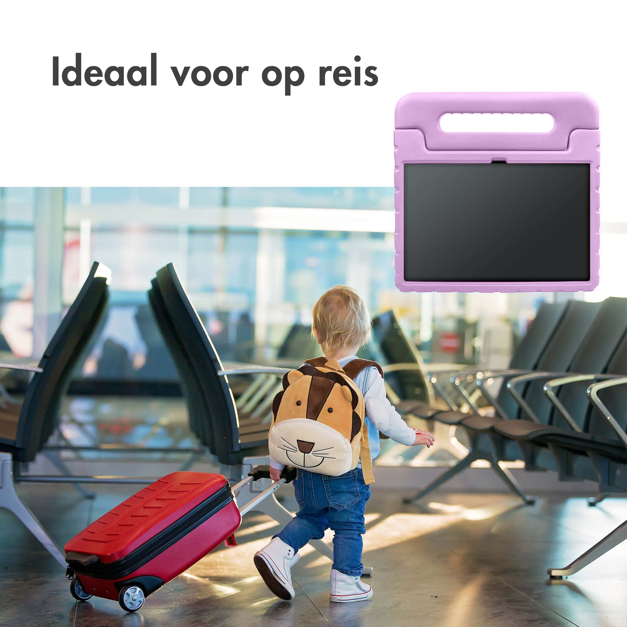Een jongetje loopt op een luchthaven met een rode koffer en een paarse tablethoes.
