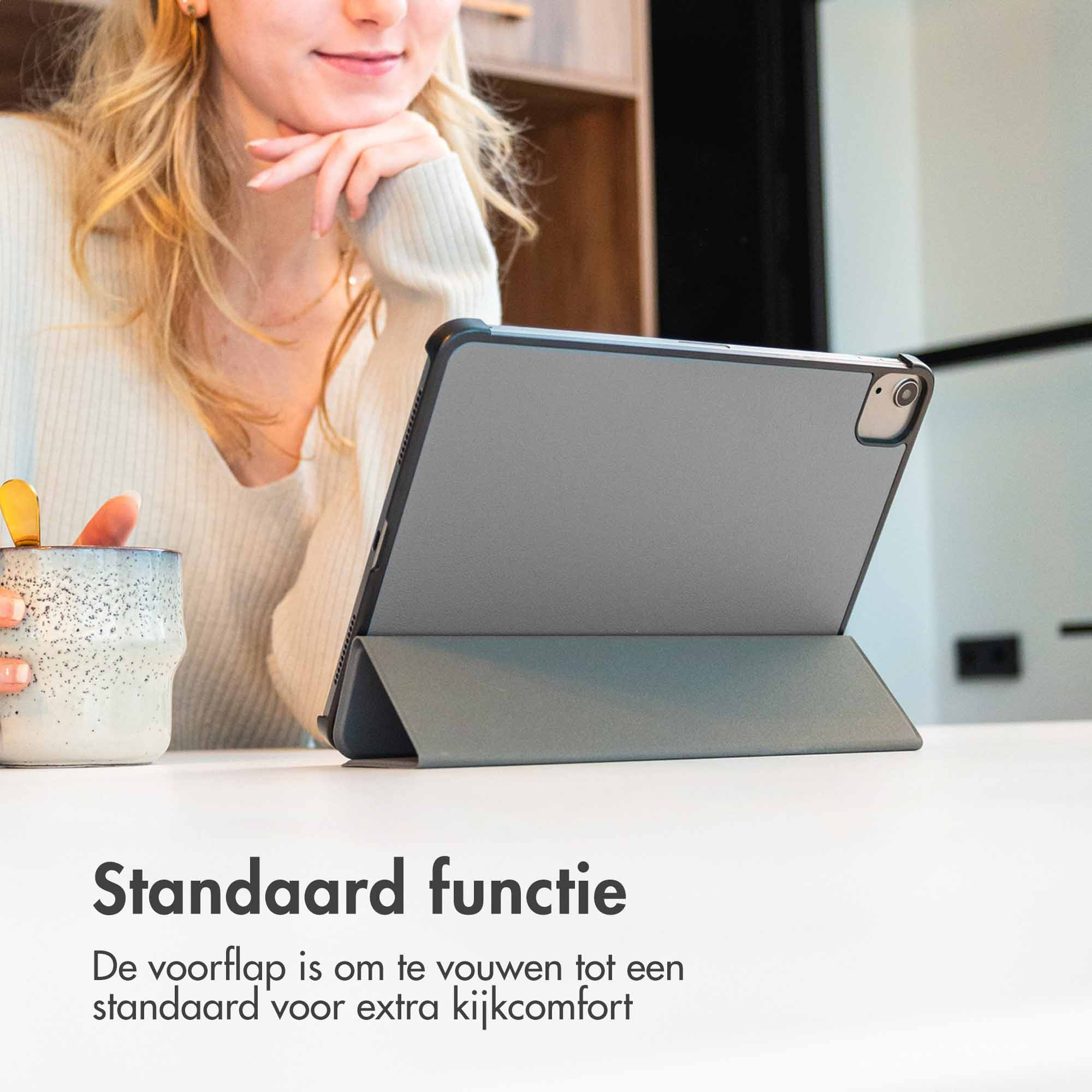 Frau mit Tablet in einer Hülle, die auf einem Tisch liegt. Der Text lautet 'Standardfunktion' mit einer Beschreibung.