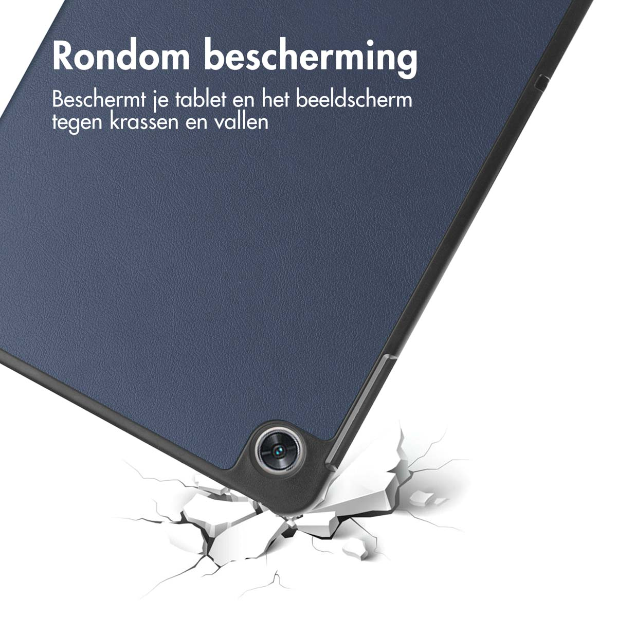 Tablet in donkerblauwe hoes. De hoes ligt op de grond en de tablet valt.