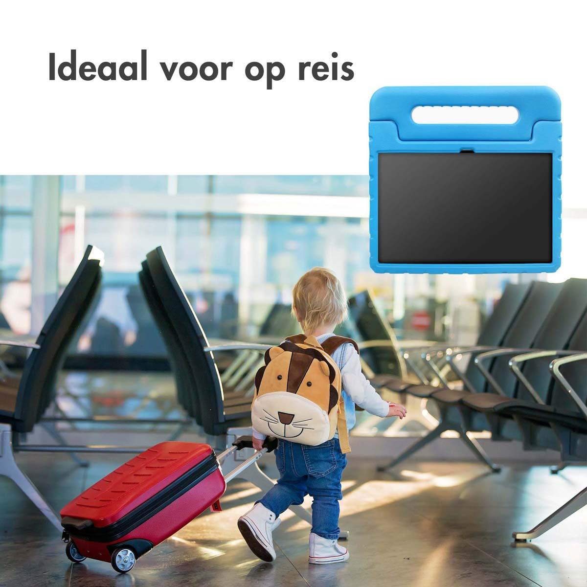 Een kind op een luchthaven loopt met een koffer en een tablethoes.