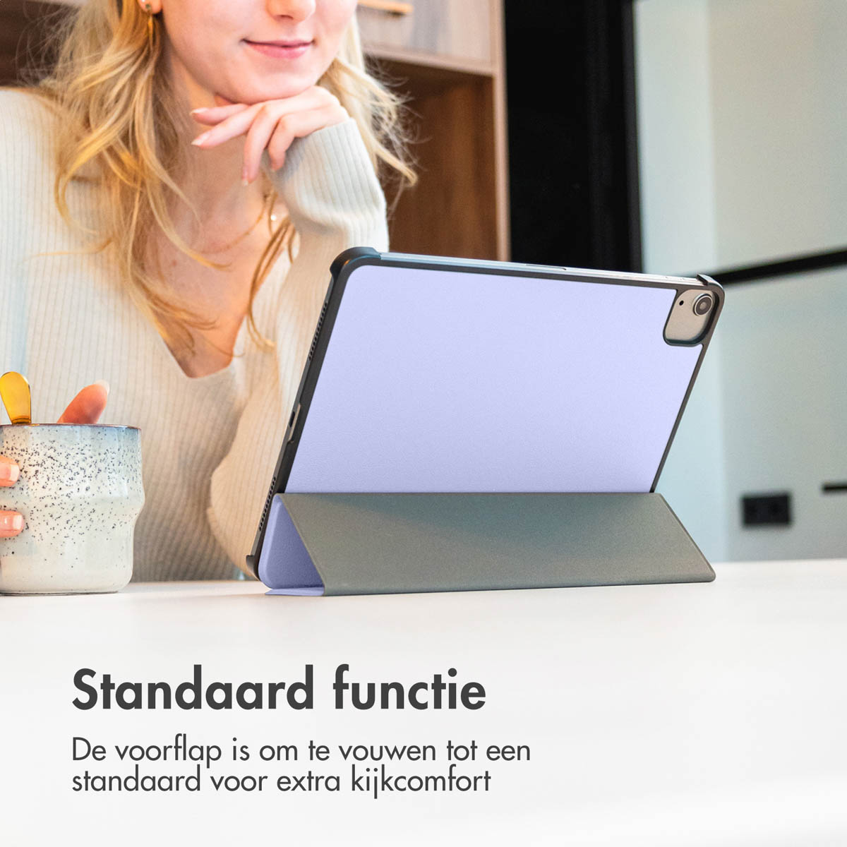 Une femme avec une tablette dans un étui. Le texte dit 'Standaard functie'. Le fond est une table.