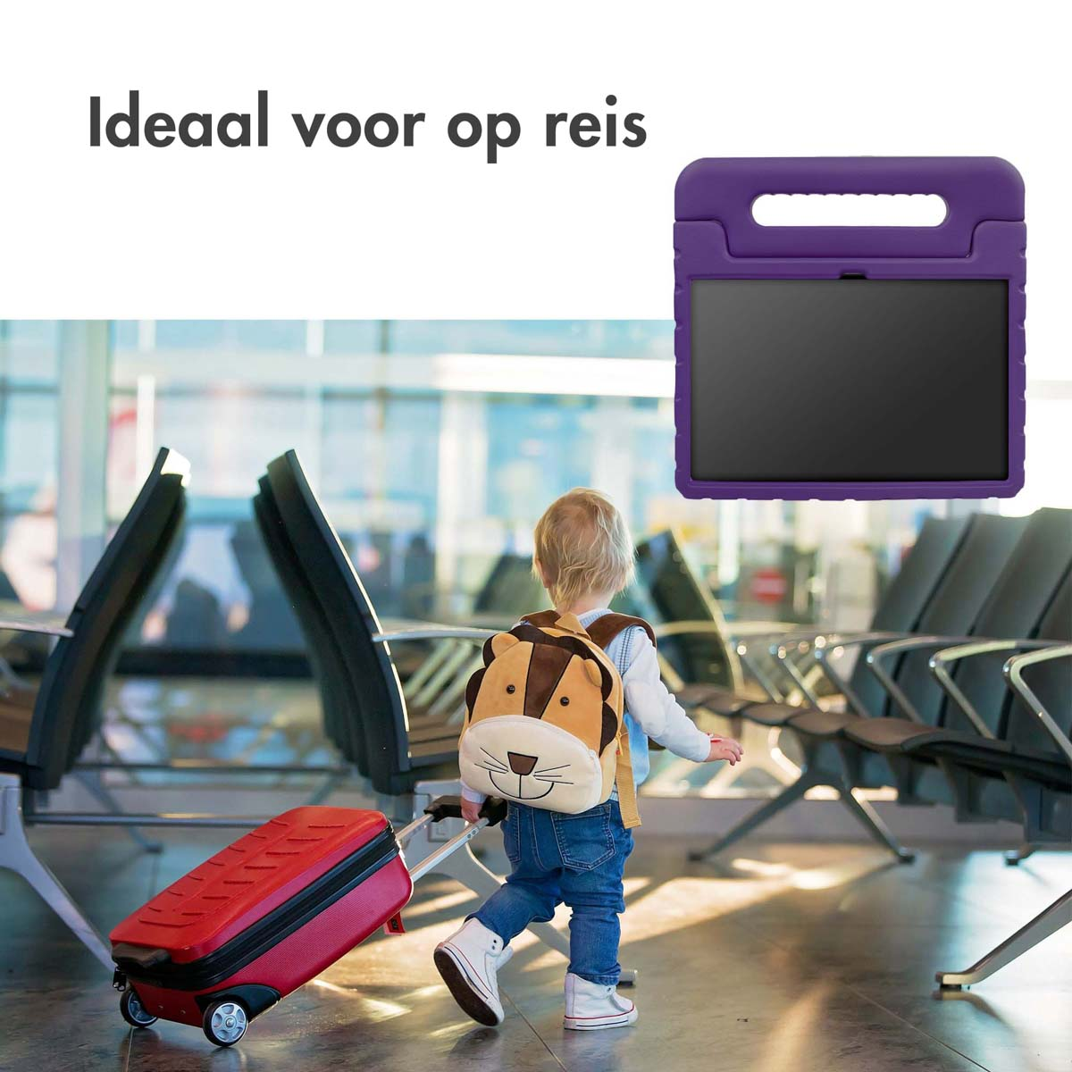 Een kind op een luchthaven loopt met een koffer en een tablethoes.