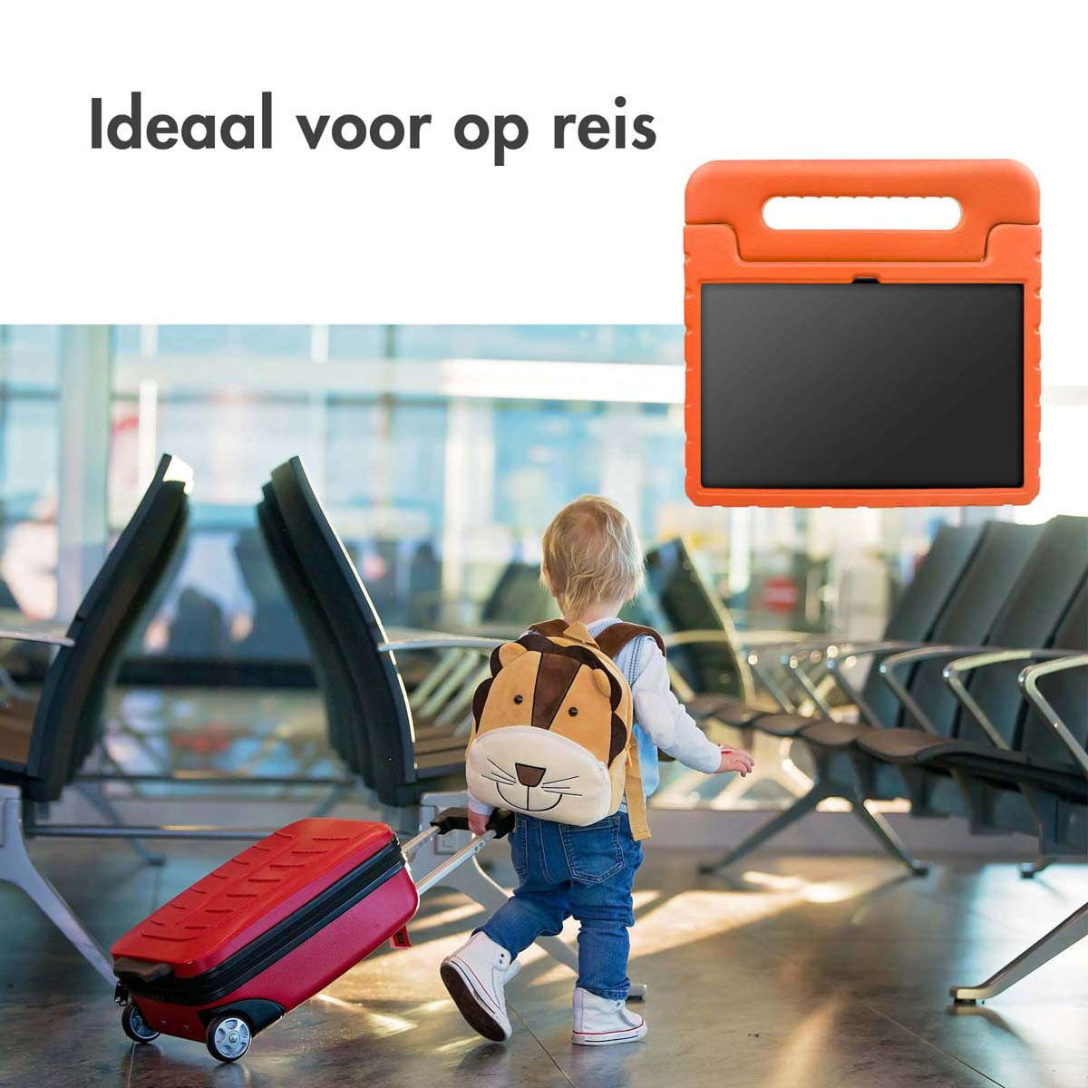 Een kind loopt met een koffer door een luchthaven. Een oranje tablethoesje staat rechtsboven.