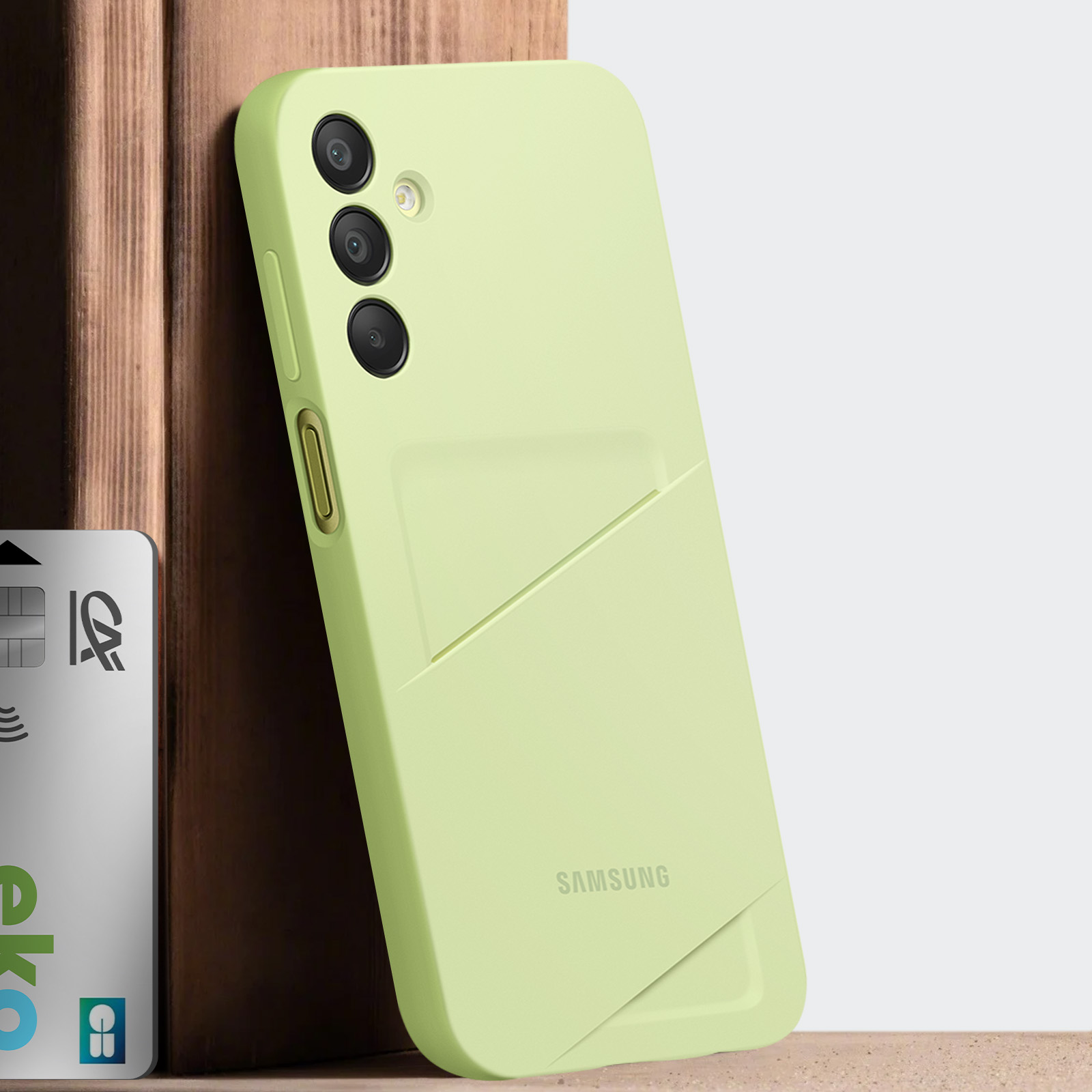 Eine hellgrüne Handyhülle mit Samsung-Logo lehnt an einer Holzoberfläche.
