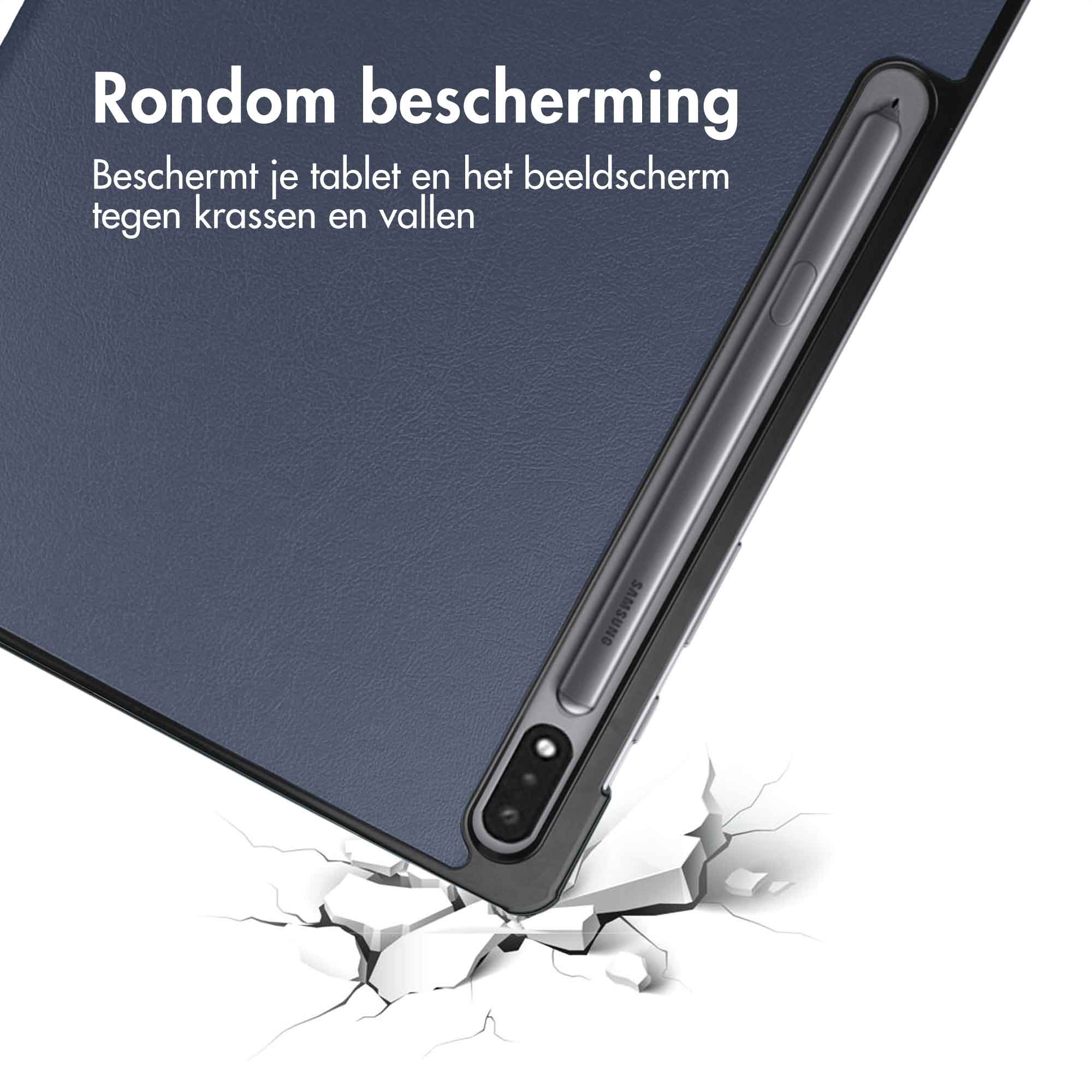 Een donkere tablet met stylus valt op een gebarsten oppervlak, toont bescherming.