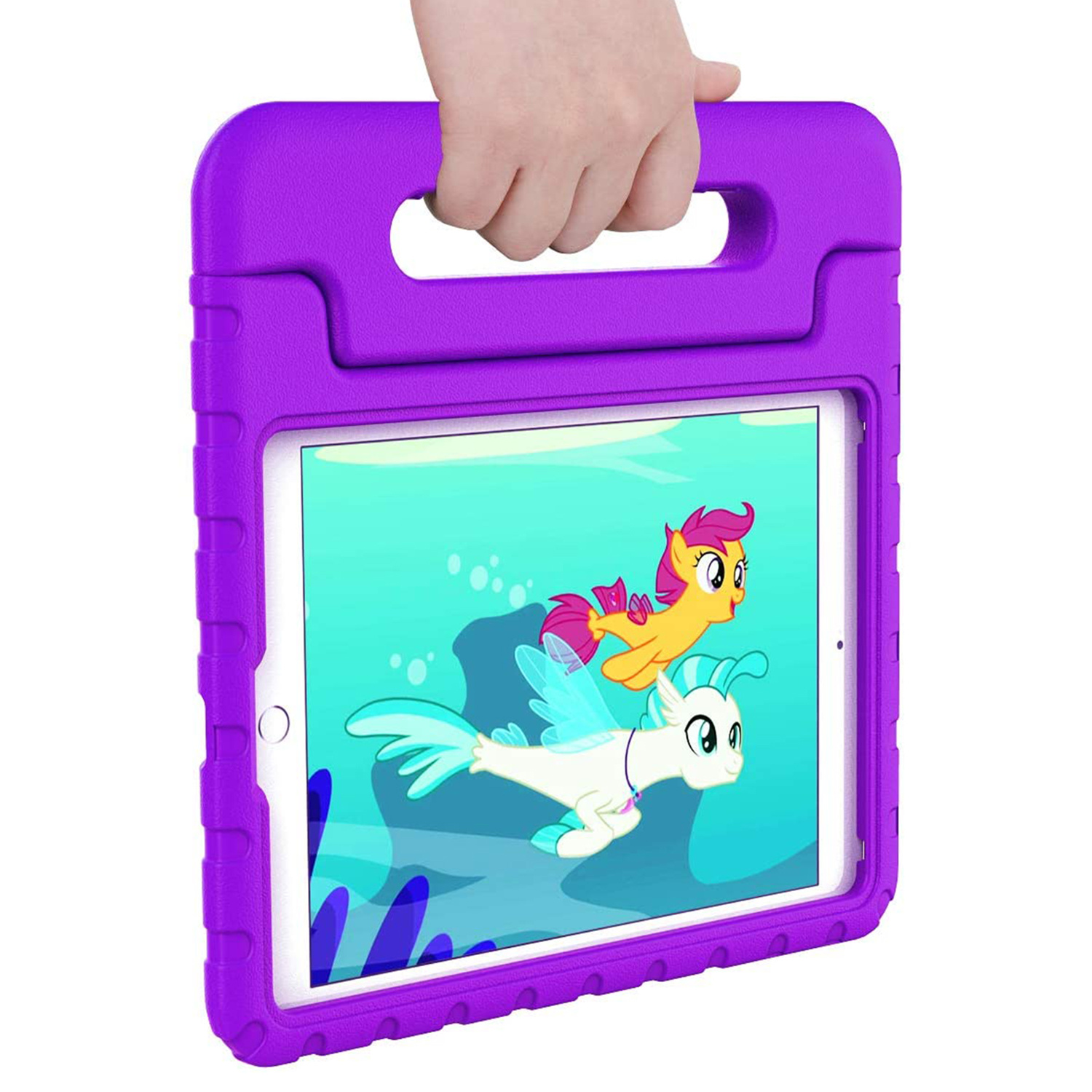 Een paarse tablethoes die door een hand wordt vastgehouden. De tablet toont tekenfilmfiguren onder water.