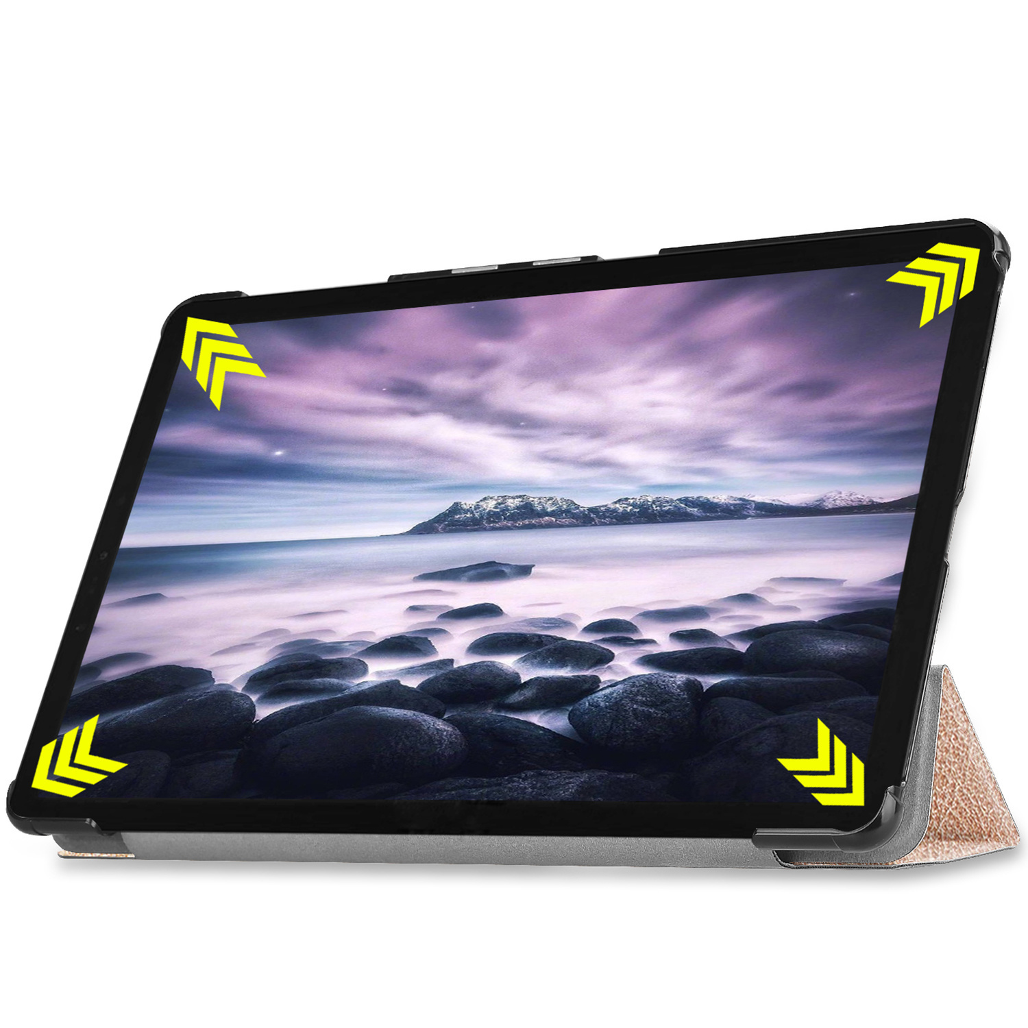 Tablette dans un étui de protection, affichant une côte rocheuse au crépuscule.
