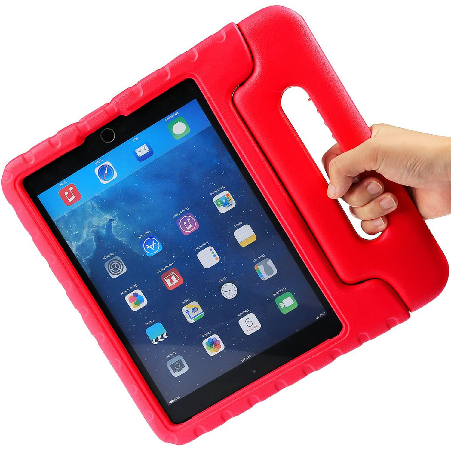 Rode tablethoes met een tablet erin. Een hand houdt de tablet vast. De hoes is rood.