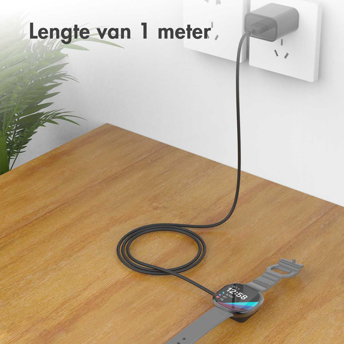 Table en bois avec une montre en charge et un chargeur connecté à une prise murale. Le câble est noir.