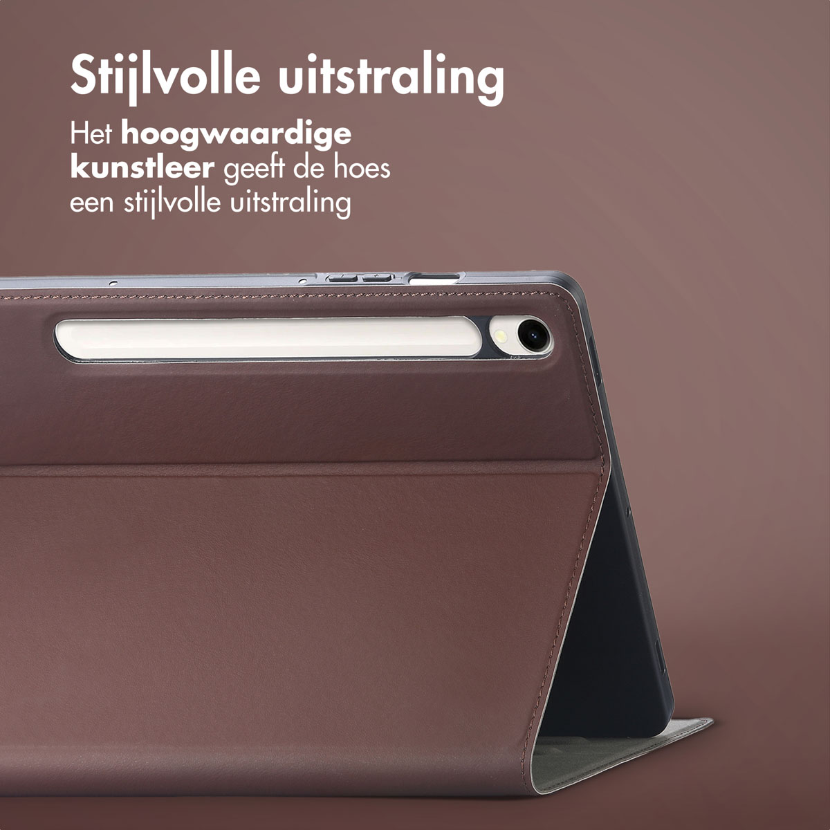 Étui de tablette, marron, avec un porte-stylo et texte indiquant une apparence élégante.